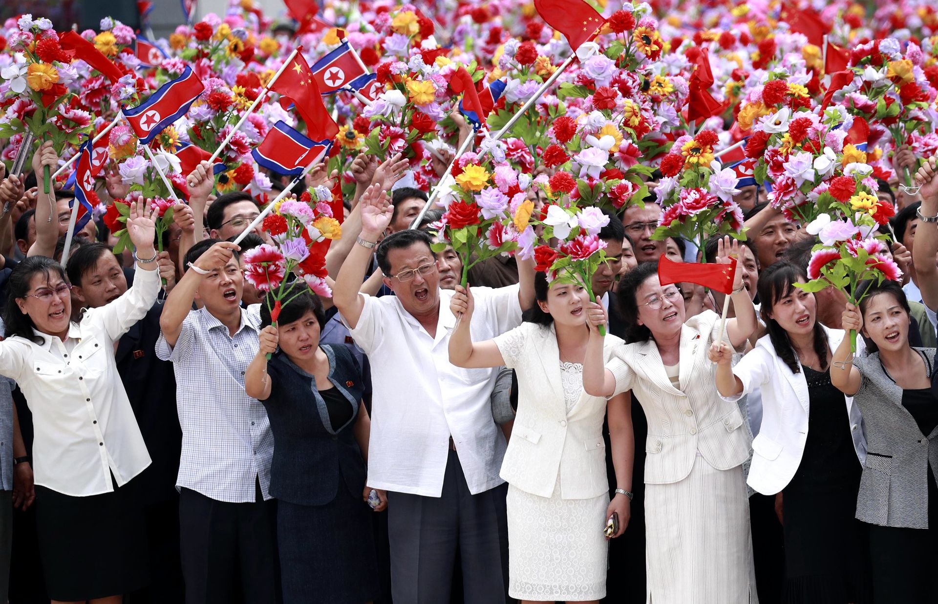 2019年6月20日，朝鲜民众参加欢迎习近平夫妇仪式。（AP）
