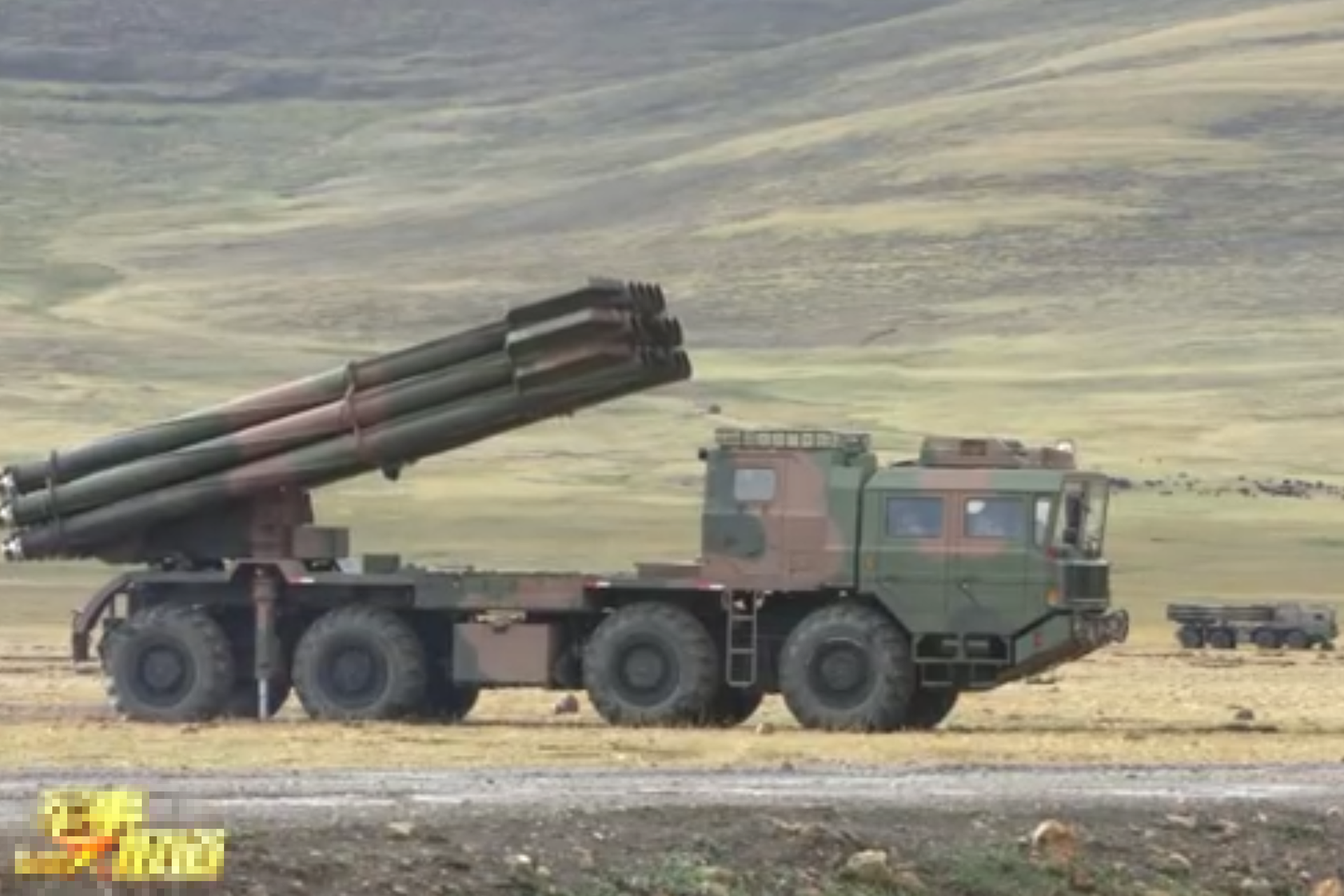 西藏军区展开实弹射击演练，图为解放军火箭炮。（中国央视截图 ）