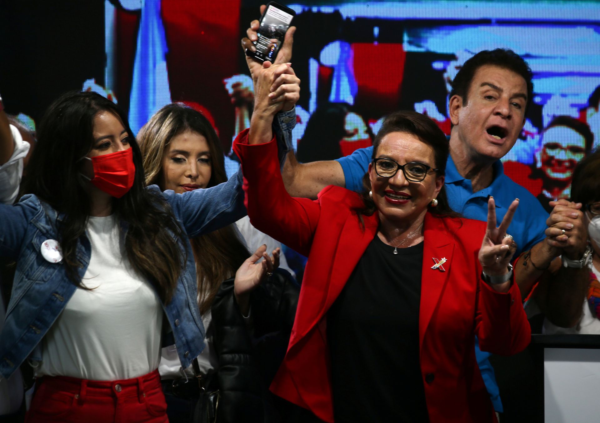 2021年11月28日，在洪都拉斯特古西加尔巴（Tegucigalpa），自由与重建党总统候选人卡斯特罗（前排右）和副总统候选人纳斯鲁拉（后排右）在大选结束后欢庆获胜。 （Reuters）