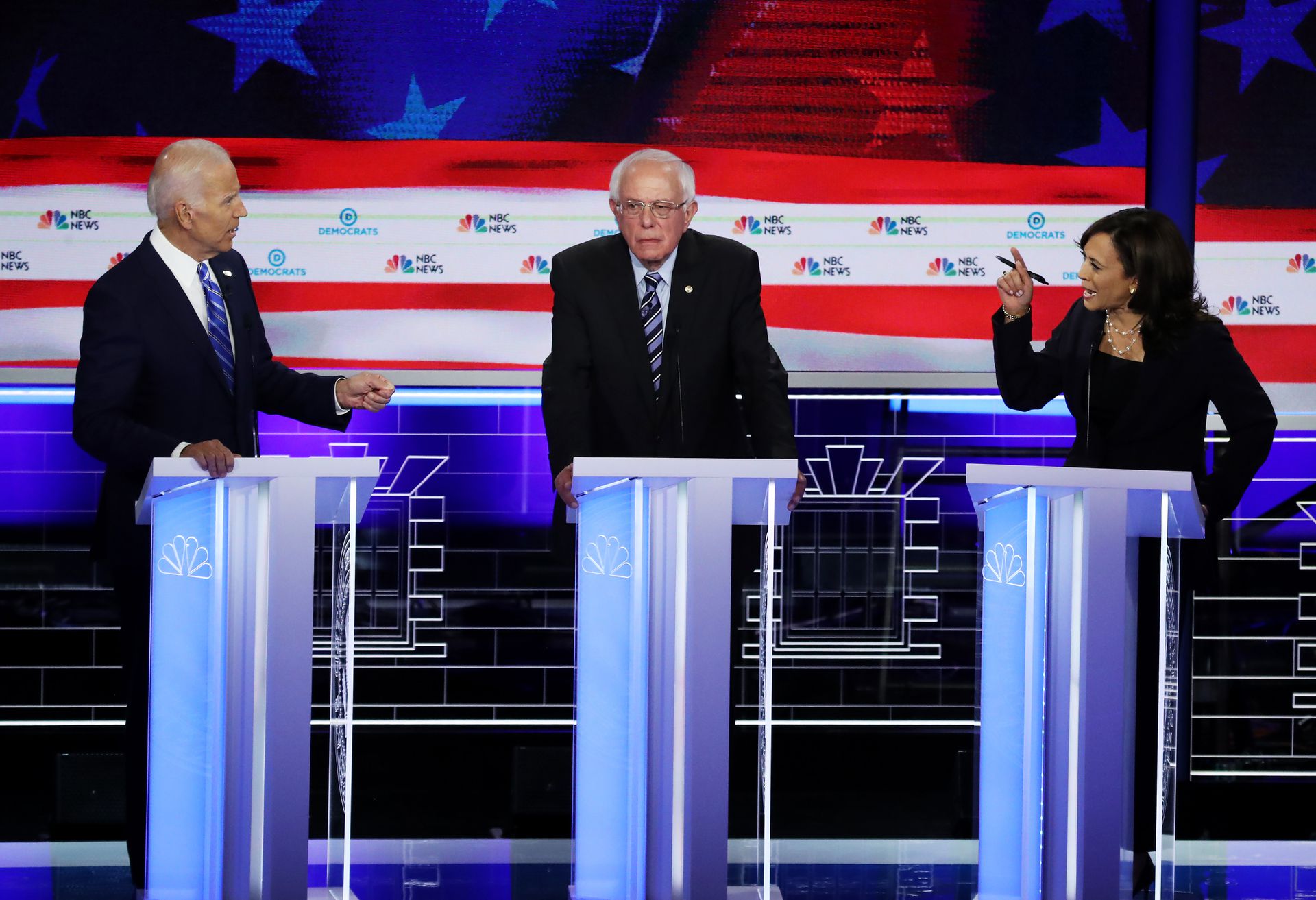 2020年6月27日在佛罗里达州迈阿密的民主党初选辩论中，贺锦丽（右一）和拜登（左一）曾针锋相对。（Getty）