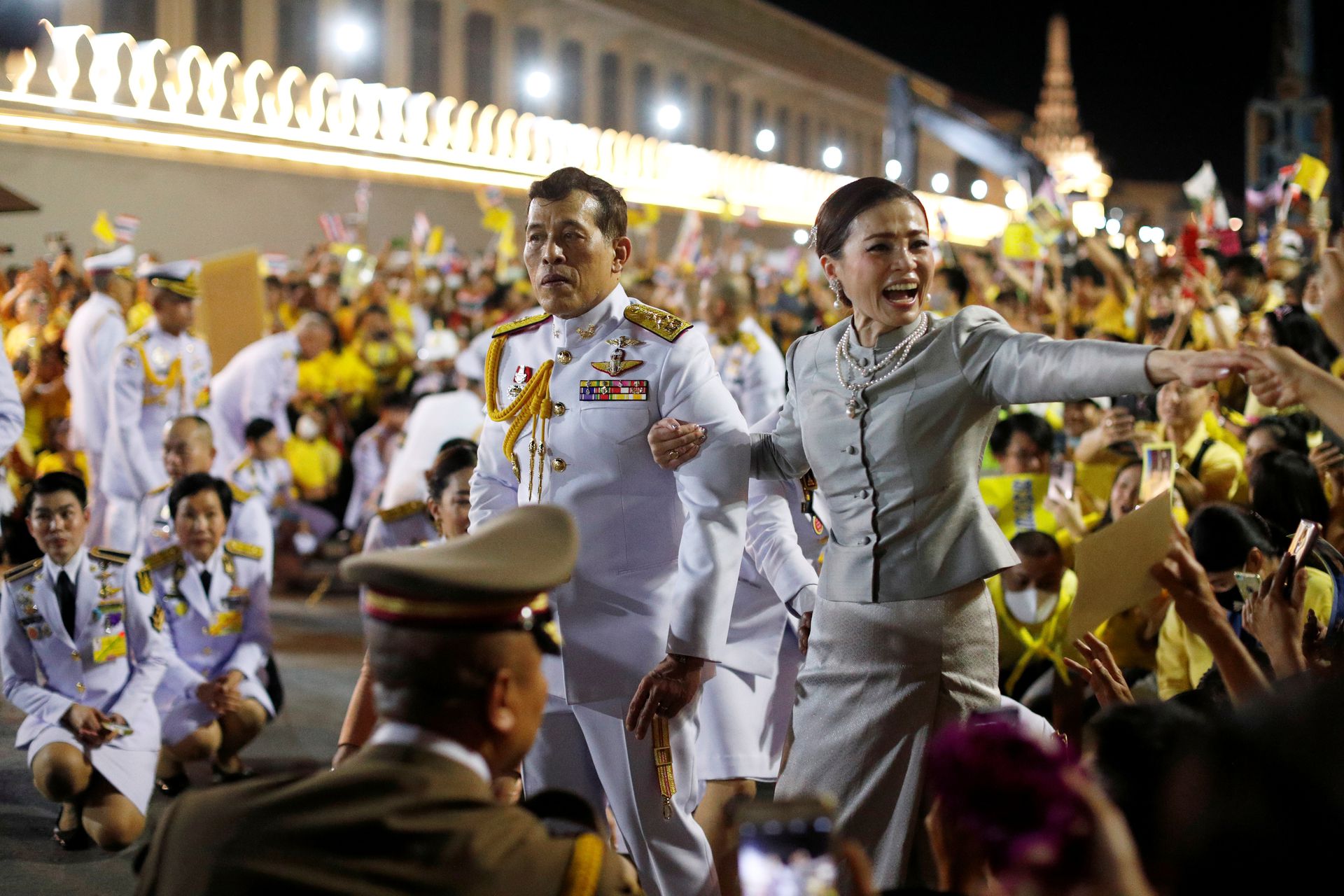 2020年11月1日,泰国国王哇集拉隆功与王后苏提达等王室成员参加集会活动。(Reuters)