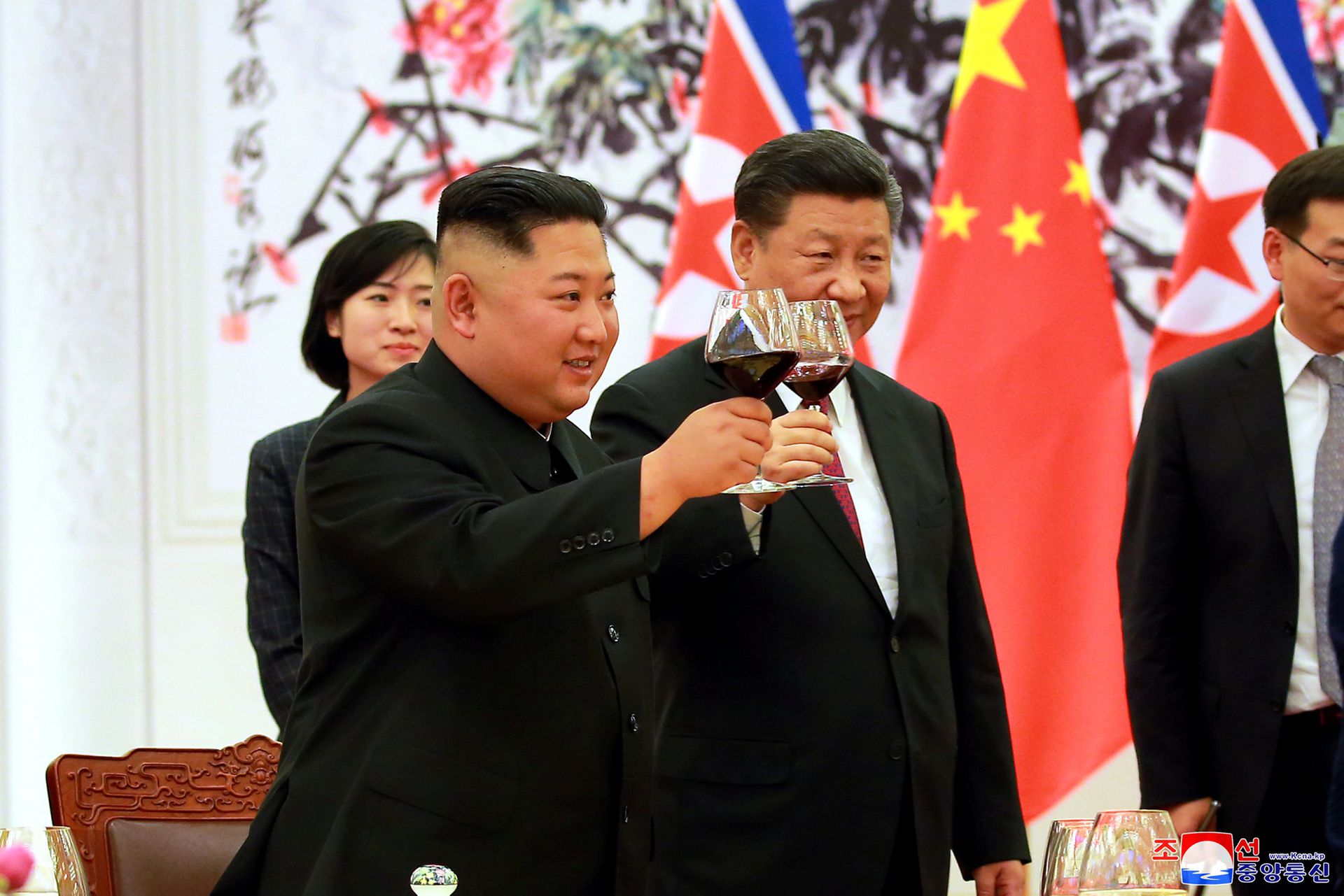 金正恩和习近平于2018年6月20日在中国北京举杯祝酒。（Reuters）