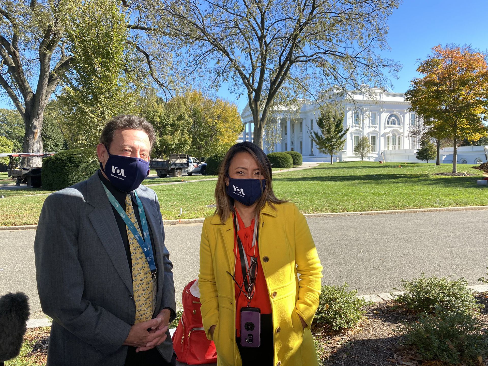 2020年10月11日，美国之音女记者达库斯瓦拉（右）晒出一张在白宫照片。（Twitter@Patsy Widakuswara）