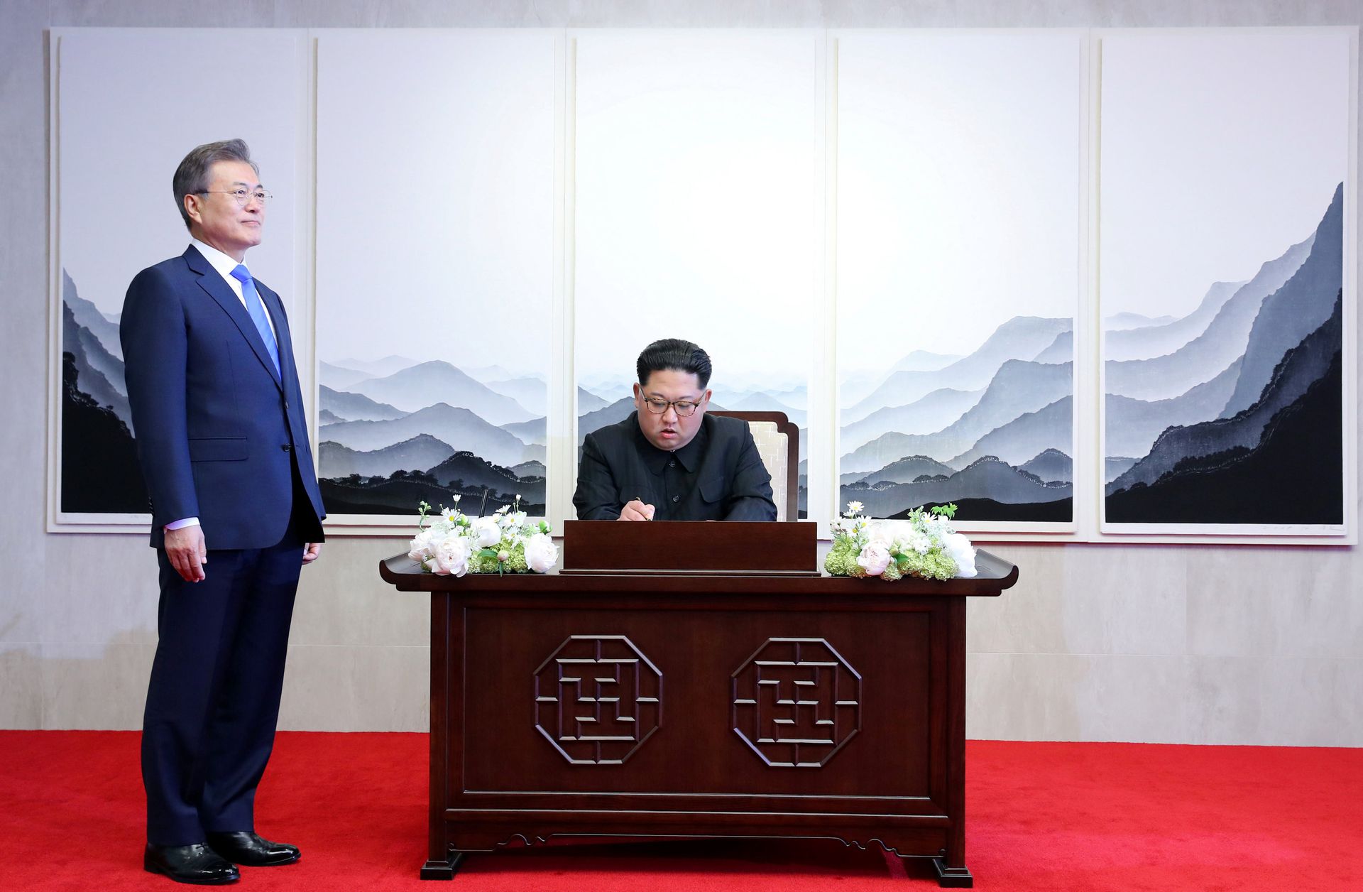 2018年4月27日，金正恩在板门店韩方一侧“和平之家”留言簿上题词：新的历史从现在开始。（Reuters）