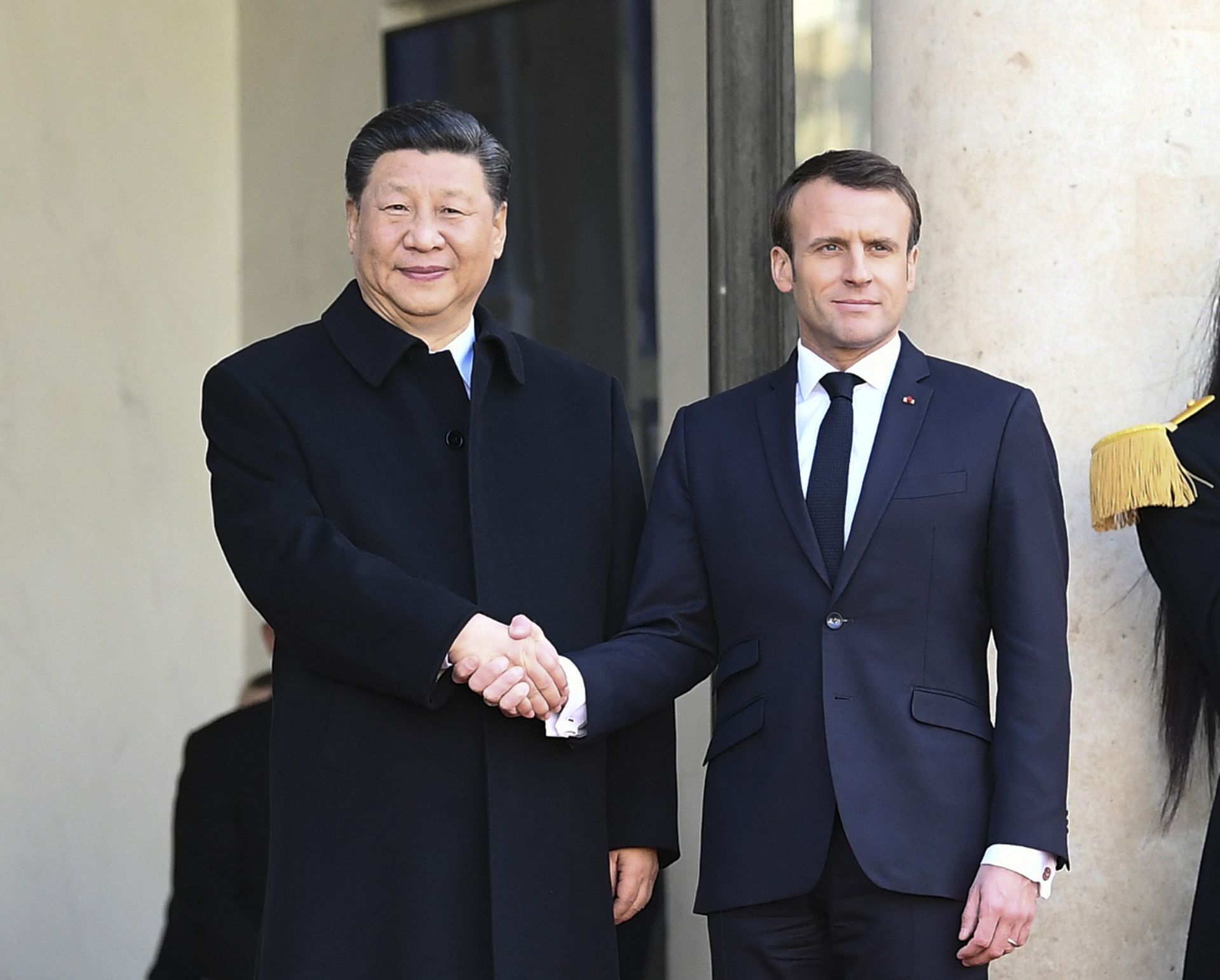 2019年3月25日，中国国家主席习近平在巴黎爱丽舍宫同法国总统马克龙会谈前握手。 （新华社）