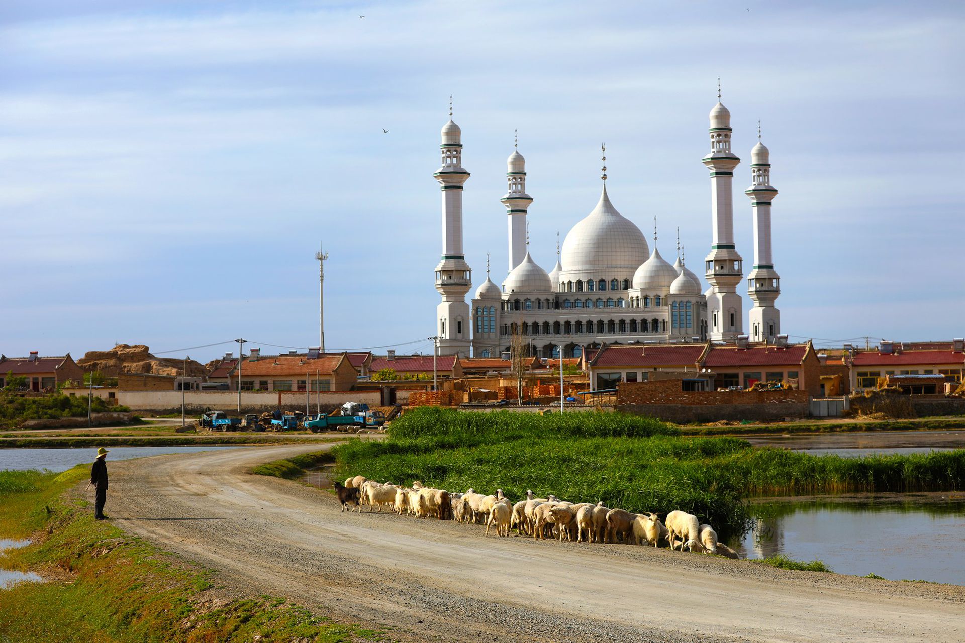 中国曾有一段时间各宗教都繁荣复兴，受外部宗教影响很深。图为宁夏同心，竣工不久的韦州清真大寺。（多维新闻）