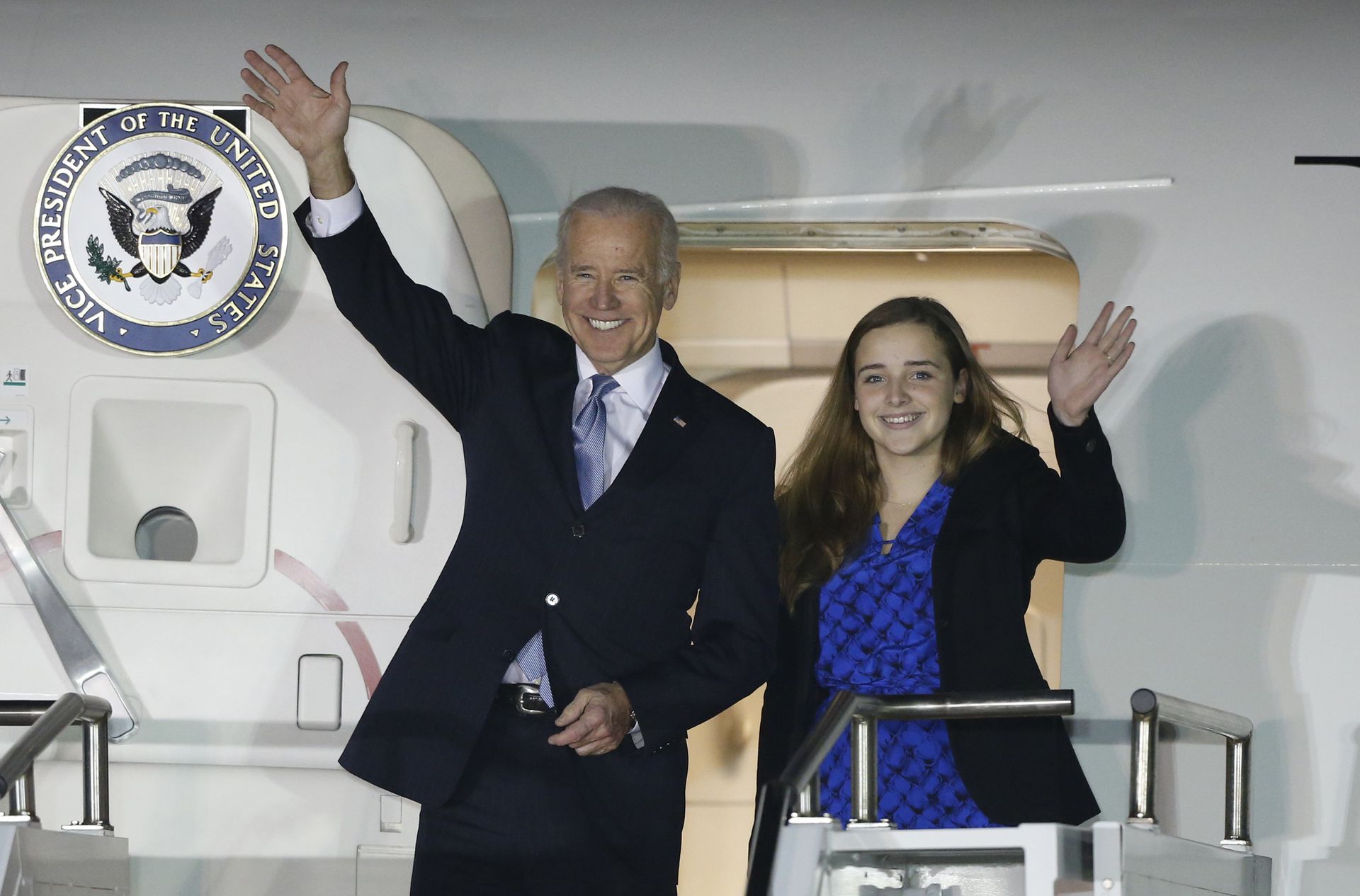 2013年12月5日，时任美国副总统拜登携孙女芬尼根抵达韩国乌山空军基地，开始访问。（AP）