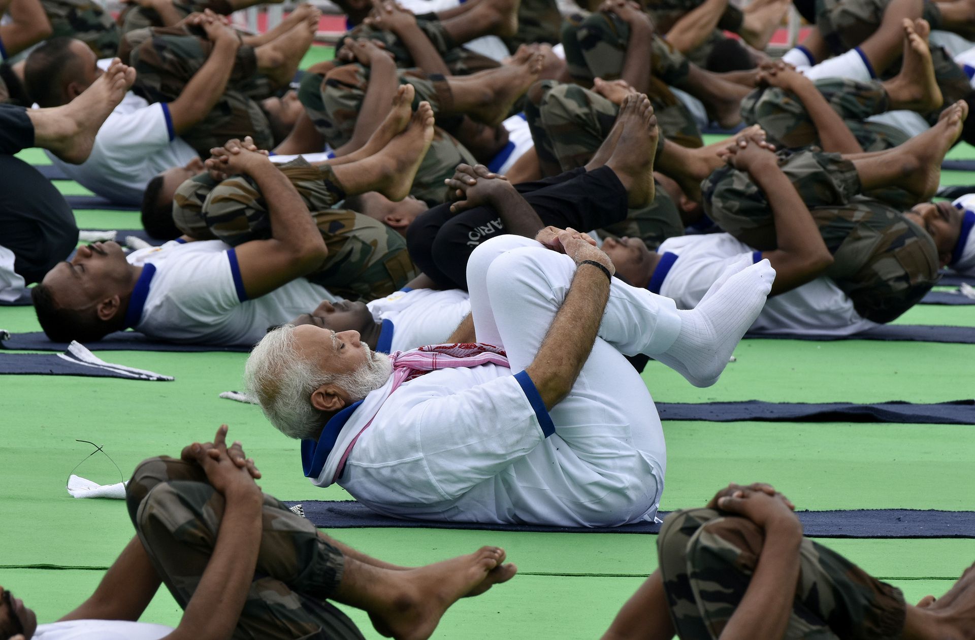 对莫迪和BJP来说，印度传统的重建包括做瑜伽之类的活动。（路透社）
