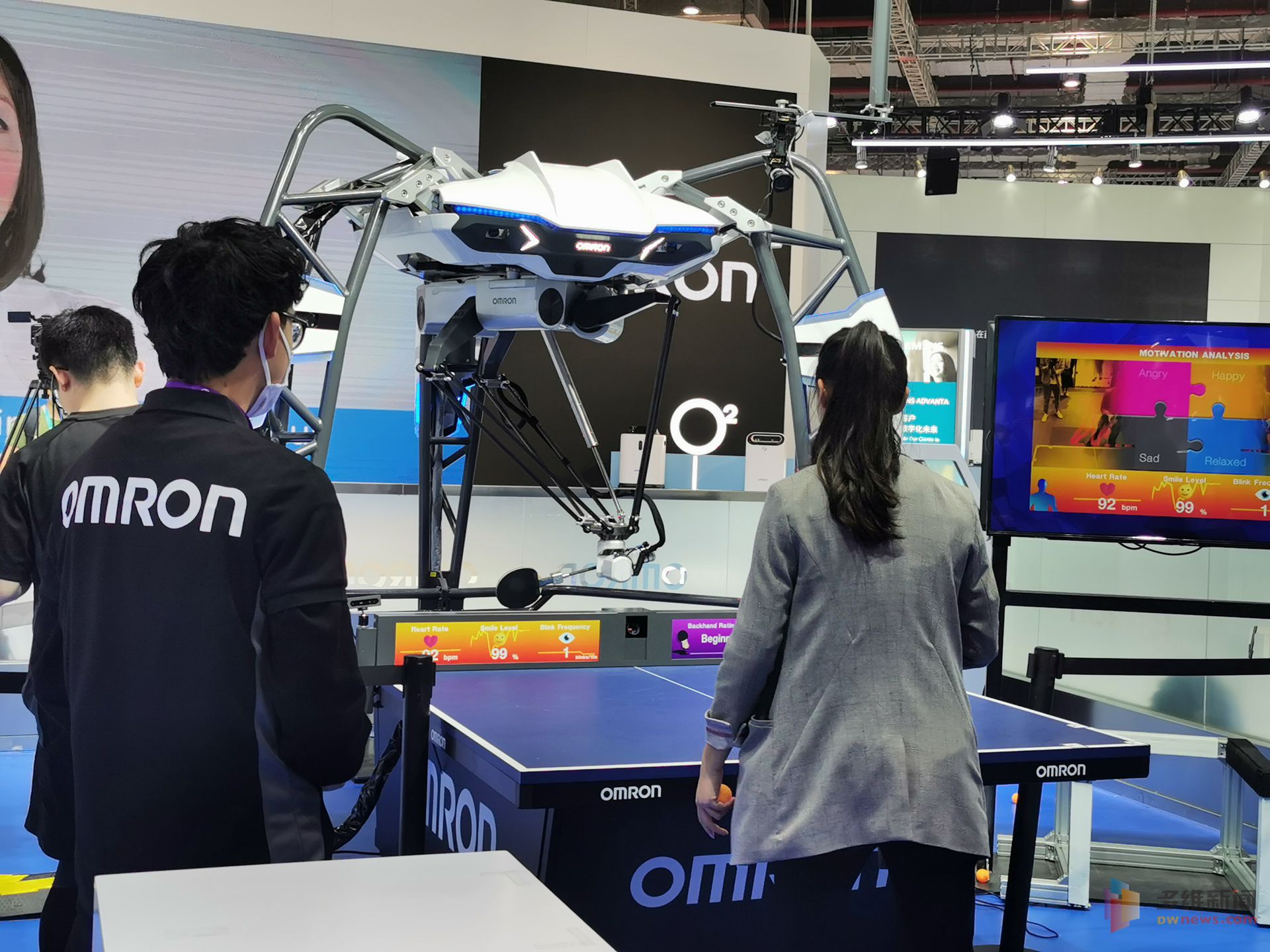 第三届进博会于11月5日至10日在国家会展中心（上海）举办。本届进博会商业企业展共设置了六大展区，展览面积超过上届规模。图为这款自动乒乓球机器人也很受欢迎，被称为“最会打乒乓球的机器人”。