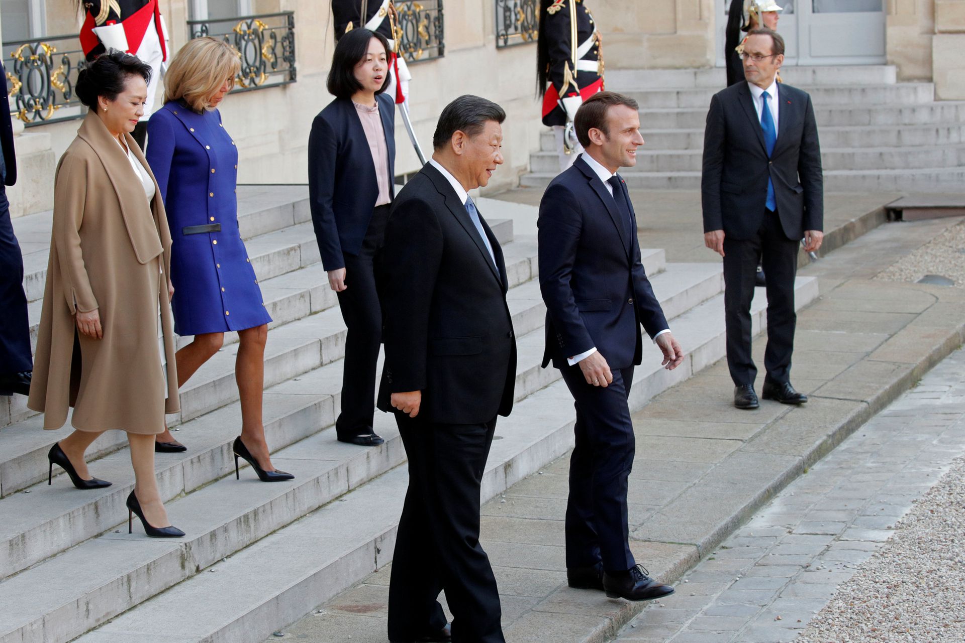 2019年3月26日，法国总统马克龙夫妇陪同习近平夫妇离开巴黎爱丽舍宫。（Reuters）