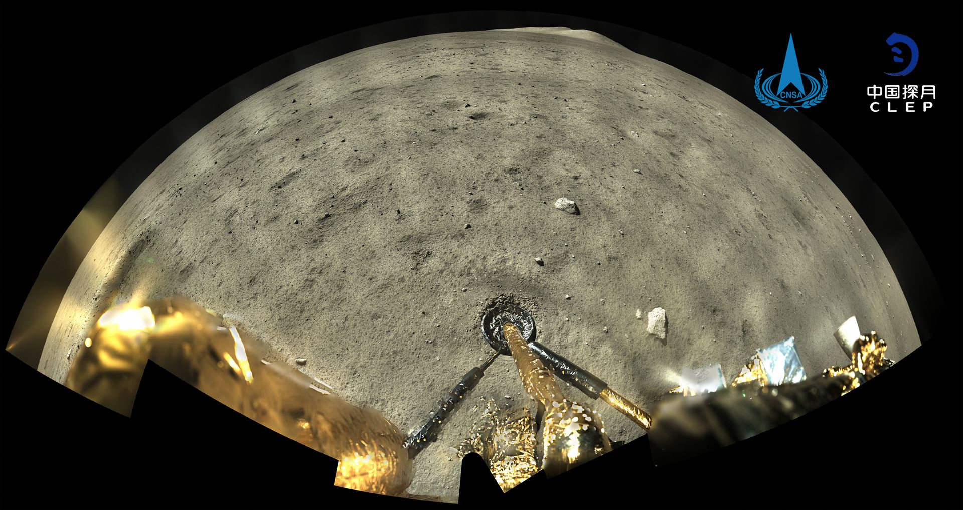 2020年12月2日， 嫦娥五号探测器的着陆器和上升器组合体着陆后全景相机环拍成像。（新华社）