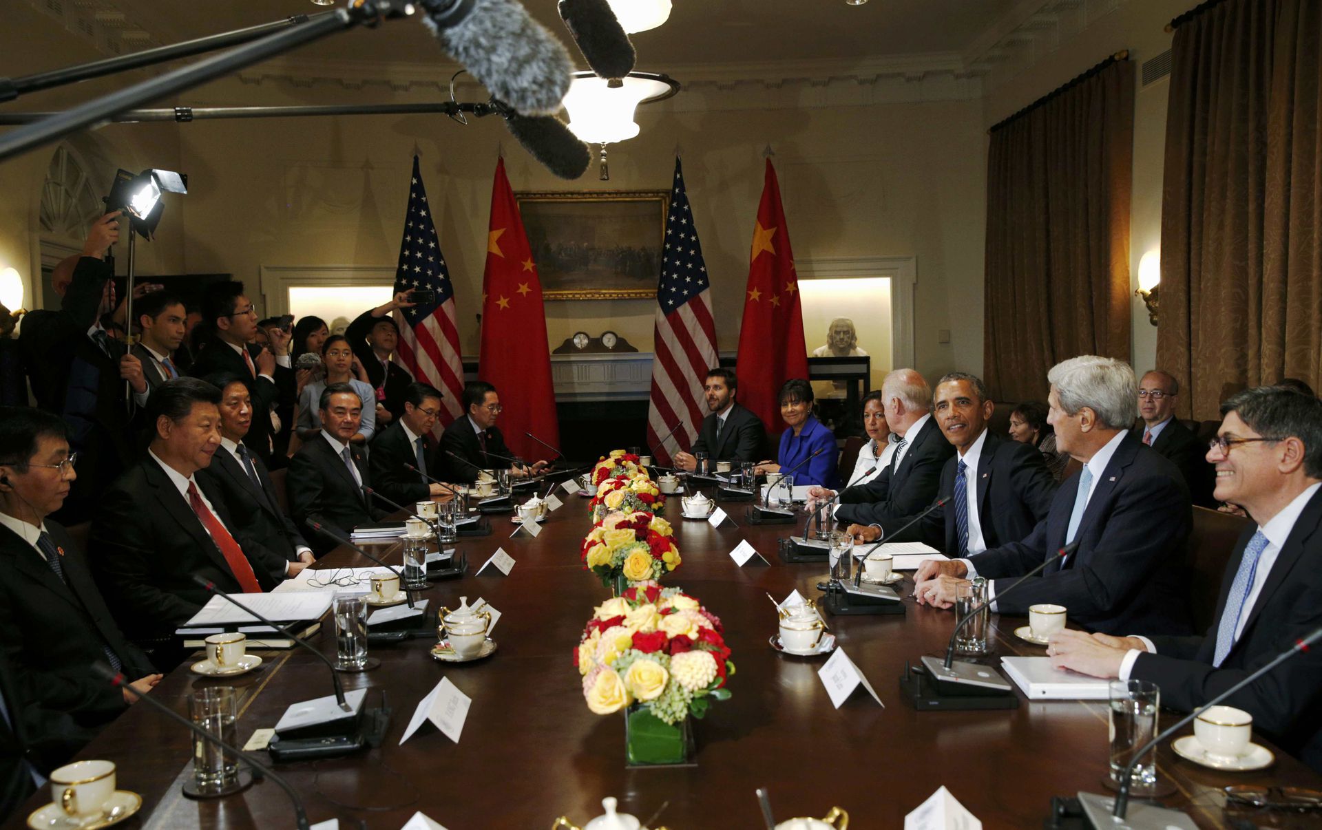 2015年9月25日，时任美国总统奥巴马（Barack Obama，右排右数第三人）与中国国家主席习近平（左排左数第二人）举行会晤。中国外长王毅（左排左数第四人）与时任美国副总统拜登（右排右数第四人）列席。（Reuters）