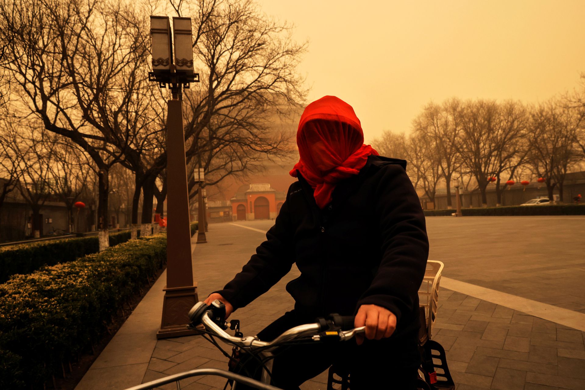 一名女子在早高峰时间蒙着头骑车。（Reuters）