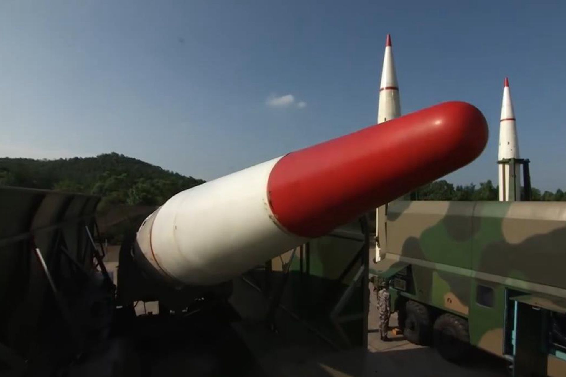 2020年6月16日，中国火箭军官微发布火箭军中短程弹道导弹训练视频。图为东风-15导弹竖起瞬间。（微博@东风快递）