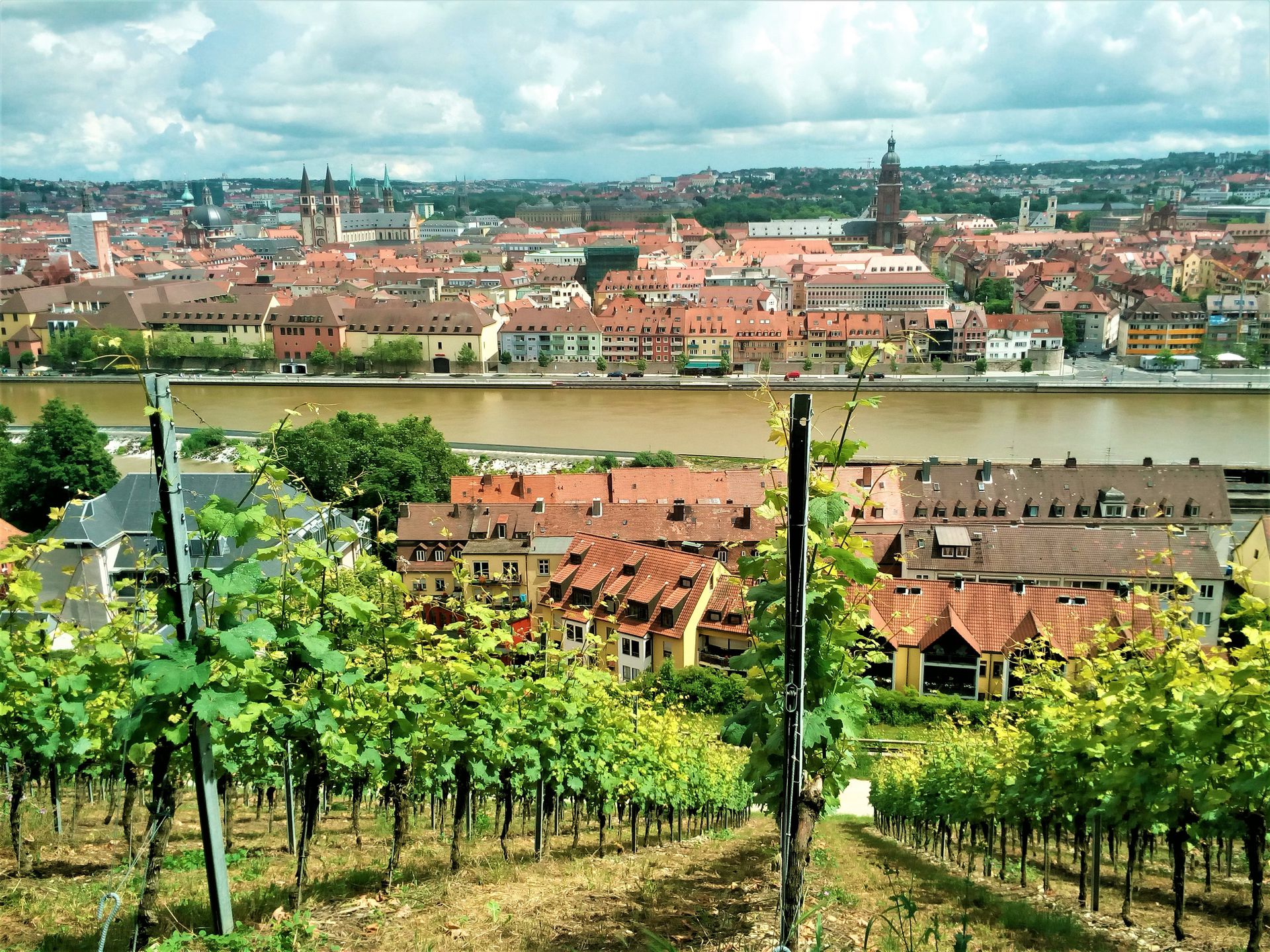 被葡萄园环绕的德国维尔茨堡，是一座巴洛克风情与葡萄酒相融合的城市，地中海地区特有的生活乐趣在这里随处可见。（视觉中国）