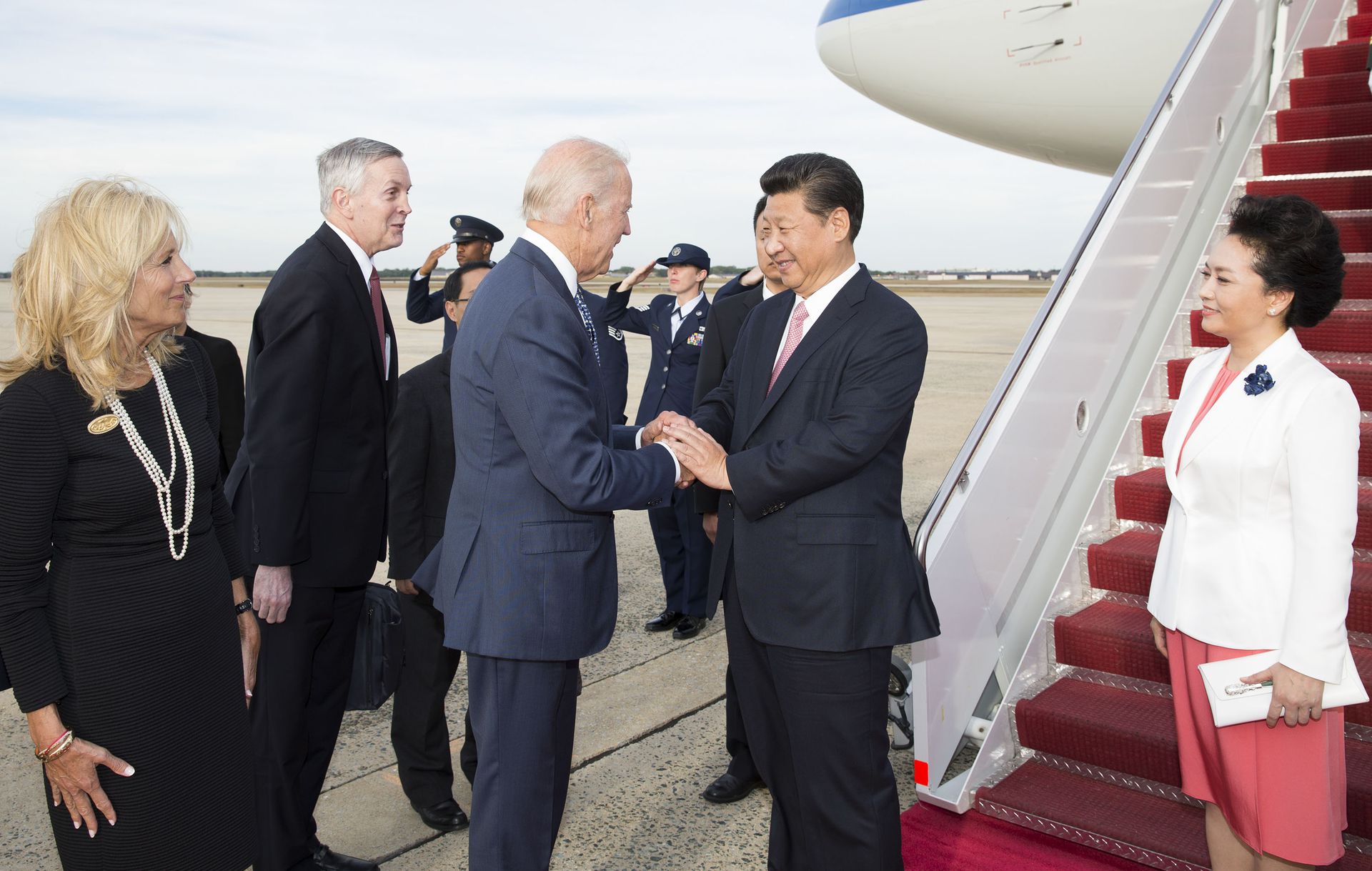 当地时间2015年9月24日，习近平抵达美国进行访问，拜登（右三）到机场迎接。（新华社）