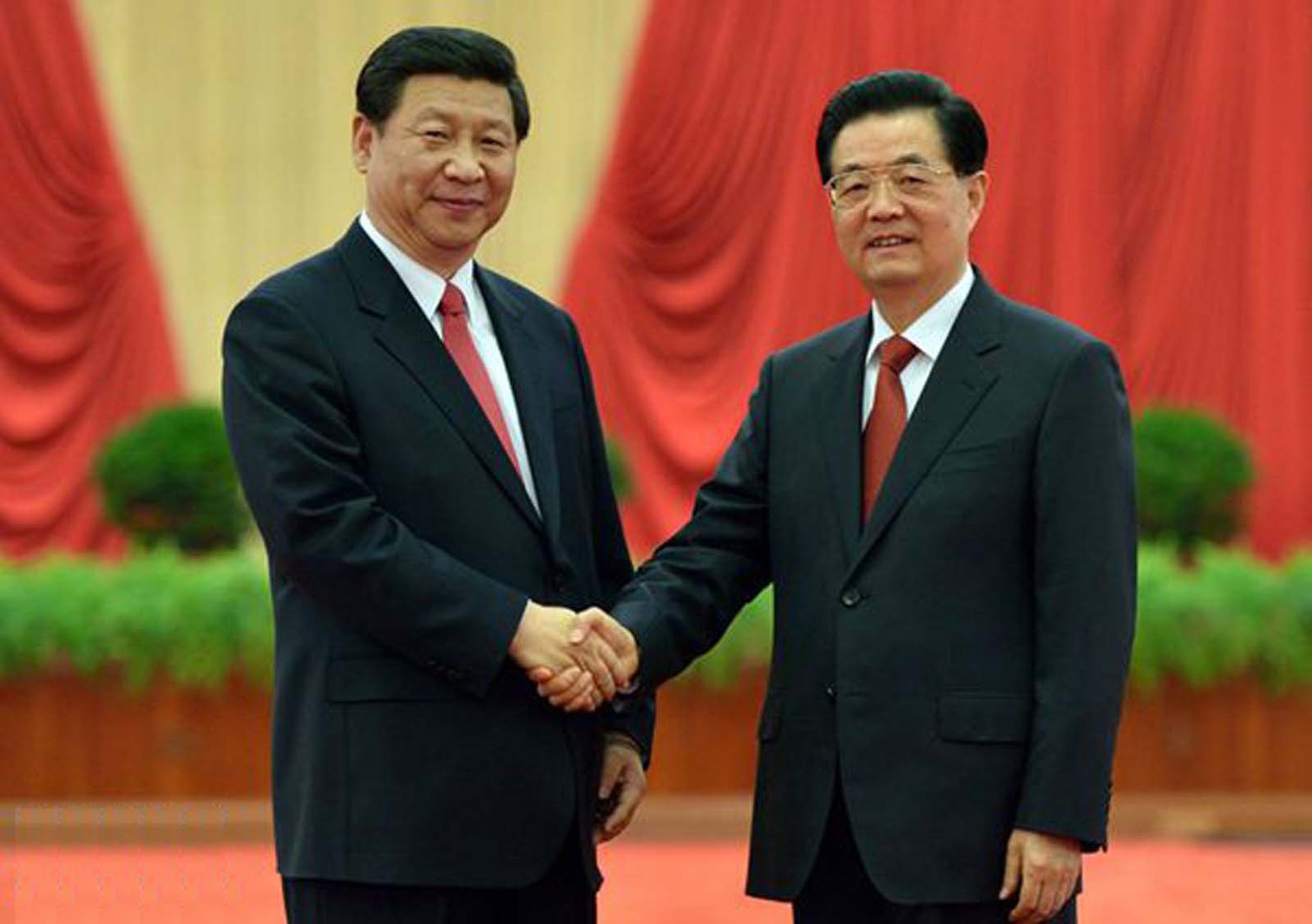 2012年11月15日,习近平与胡锦涛在北京人民大会堂合影。(新华社) 2012年11月15日,习近平与胡锦涛在北京人民大会堂合影。(新华社)