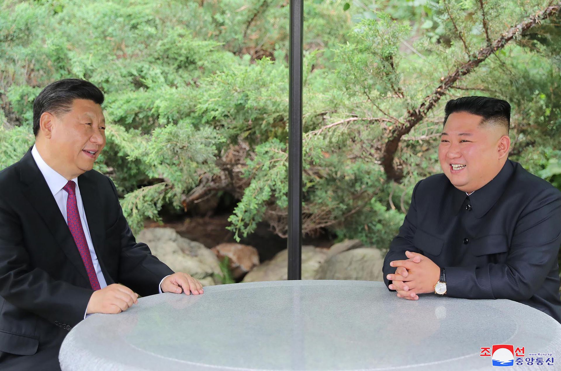 2019年6月21日，朝鲜官方公开习近平与金正恩会谈画面。（AP）