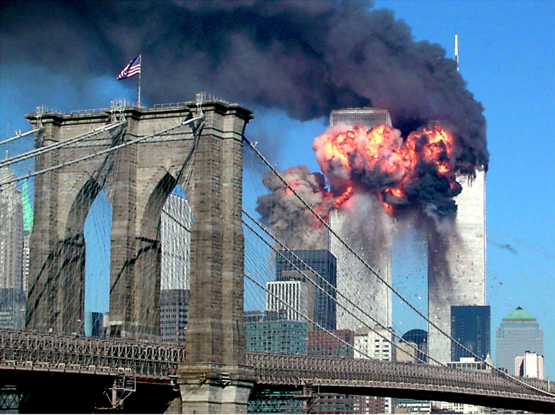 2001年9月11日，恐怖分子劫持了美国4架民航客机，其中两架撞坍了纽约世贸中心（双子塔），一架撞毁华盛顿五角大楼的一角，另一架坠毁。（视觉中国）