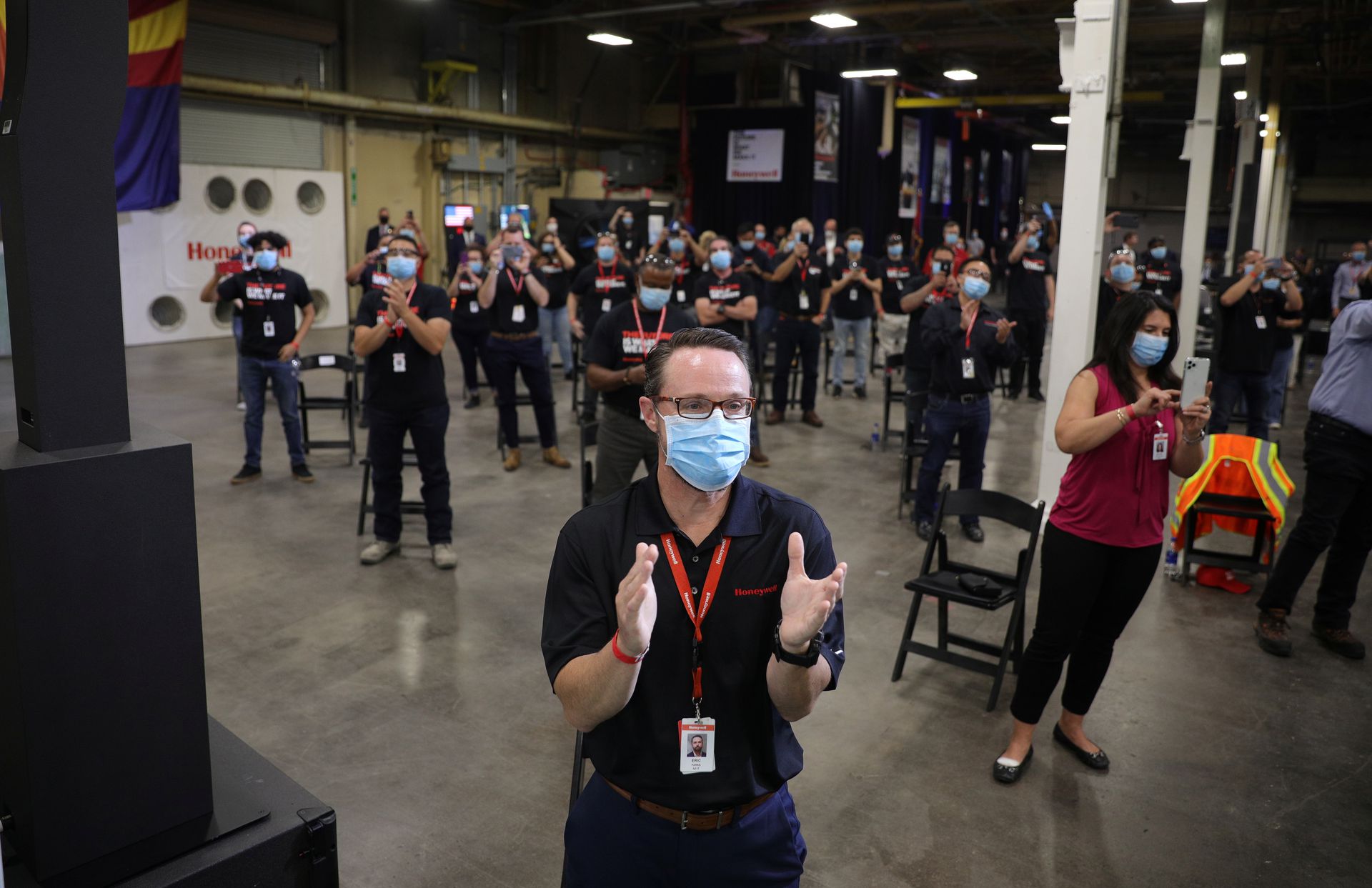 2020年5月5日，美国总统特朗普在亚利桑那州凤凰城参观霍尼韦尔生产防护口罩工厂时，霍尼韦尔制造工人鼓掌欢迎。（AP）