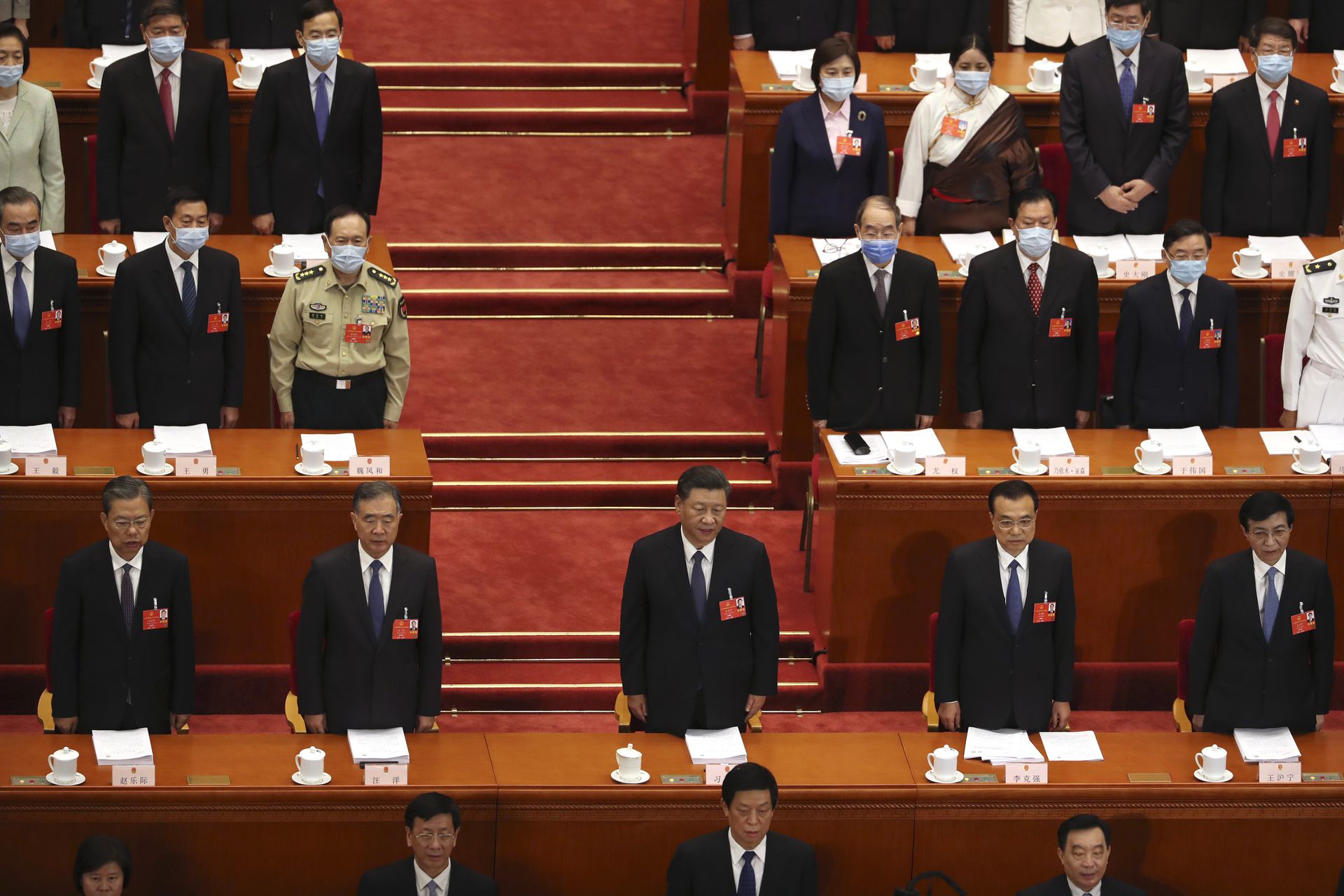2020年5月22日，中国国家主席习近平和其他中国领导人在北京人民大会堂出席了中国全国人民代表大会开幕式。（AP）