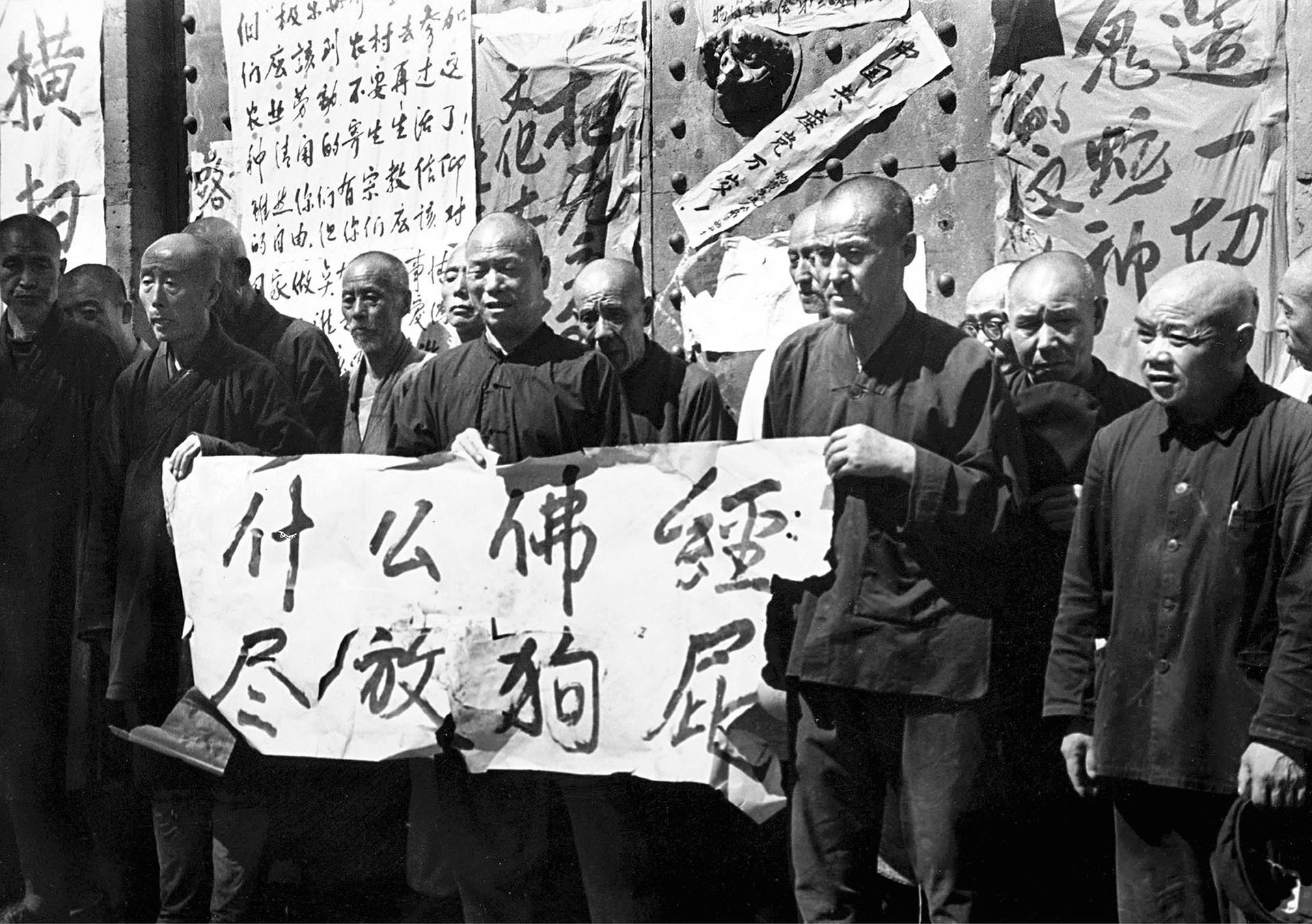 文革期间,一些红卫兵想尽办法羞辱僧侣,令他们尊严扫地。(VCG) 文革期间,一些红卫兵想尽办法羞辱僧侣,令他们尊严扫地。(VCG)