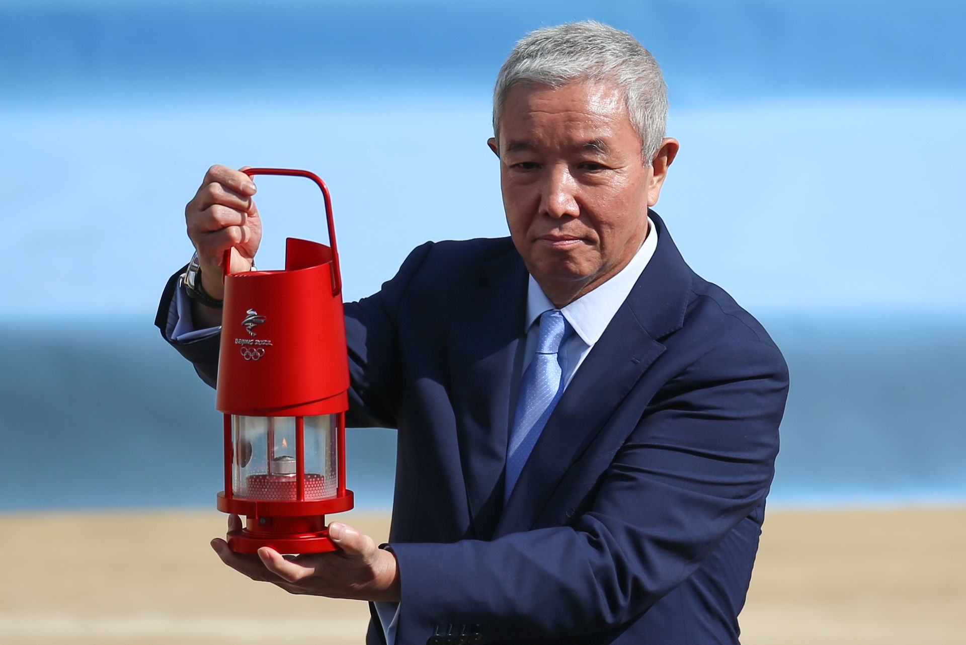 北京冬奥组委特别代表、北京冬奥组委副主席于再清在交接仪式上展示火种灯。(新华社) 北京冬奥组委特别代表、北京冬奥组委副主席于再清在交接仪式上展示火种灯。(新华社)