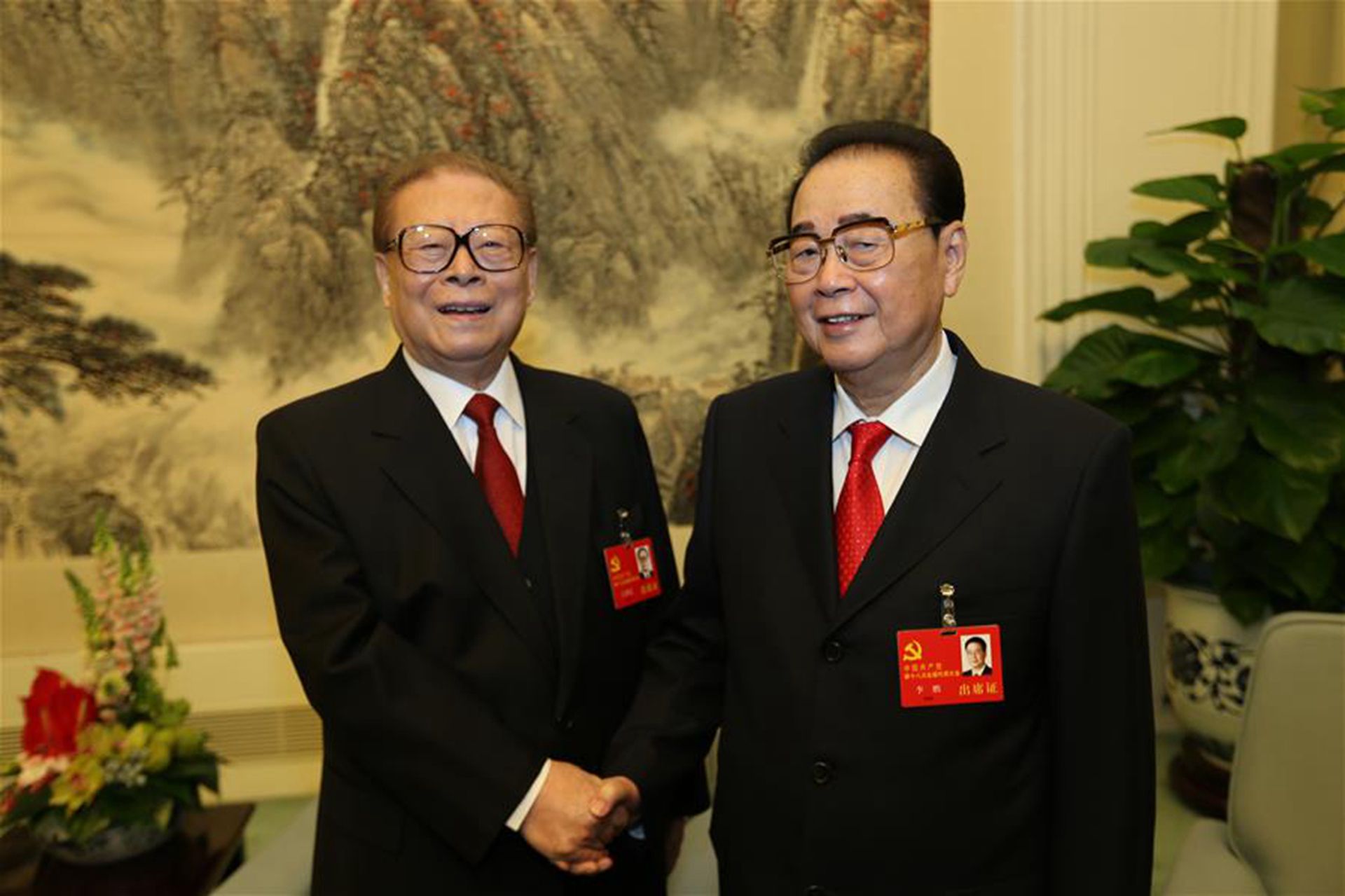 2012年11月8日，在中共十八大开幕前，江泽民同李鹏在一起。（新华社）