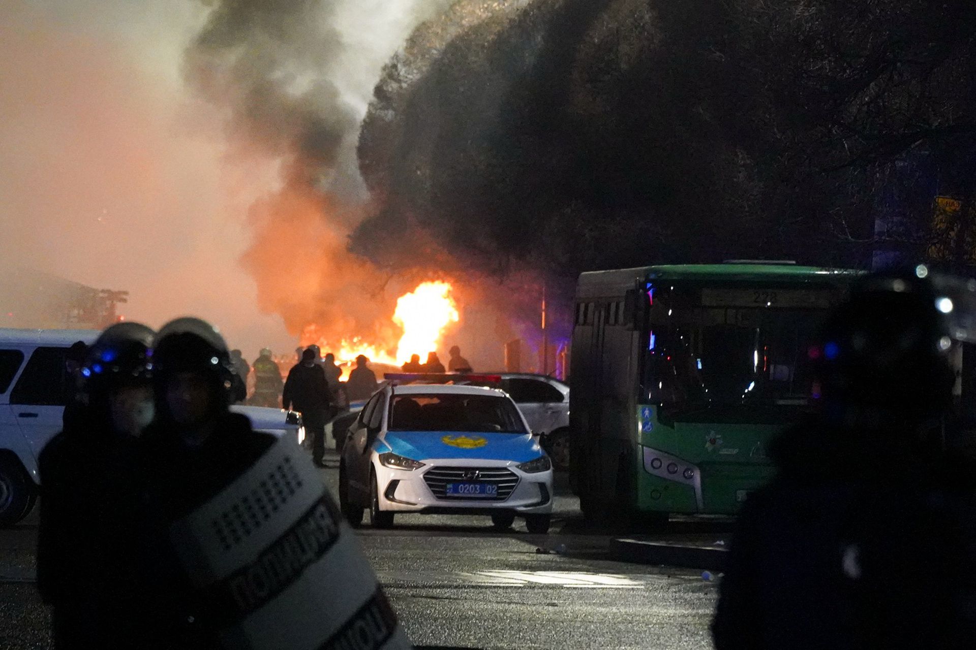街道上的车辆被愤怒的民众点燃。（AP）
