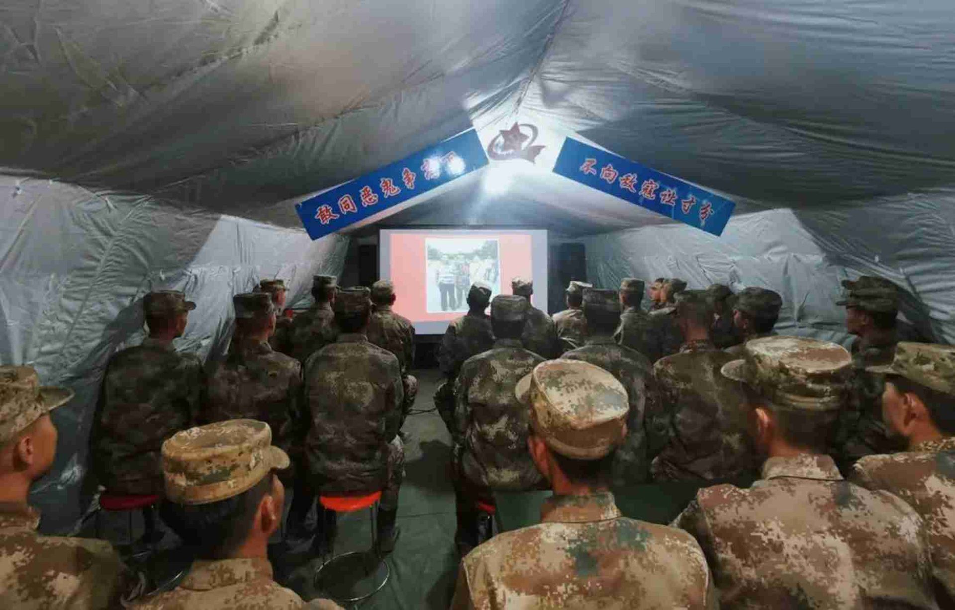 新疆军区在一系列纪念活动中播放死亡解放军军人的事迹。（微信@喀喇昆仑卫士）