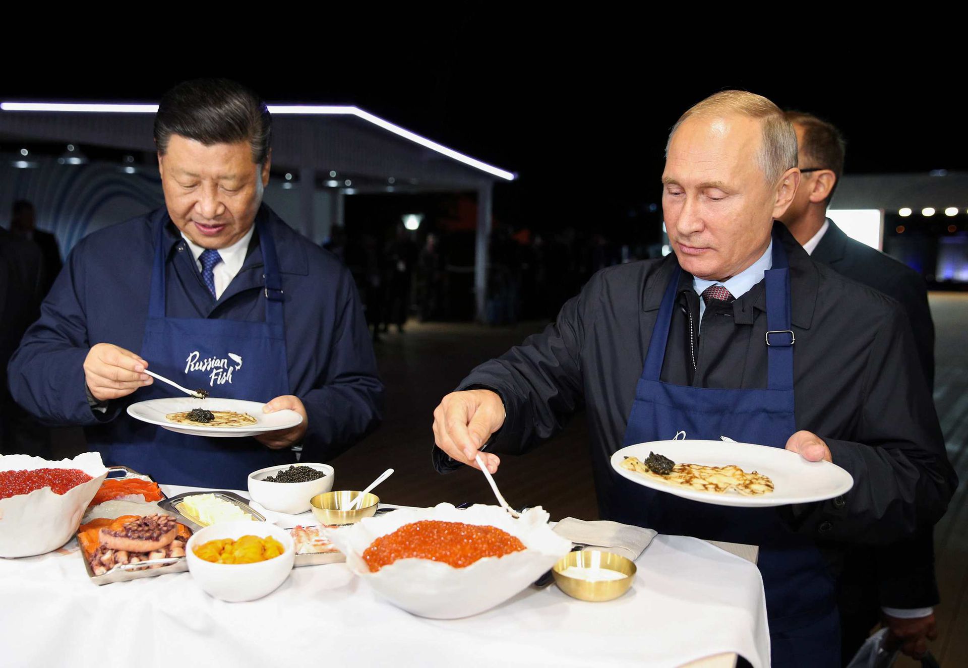 2018年9月11日，习近平与普京品尝符拉迪沃斯托克美食。（Reuters）