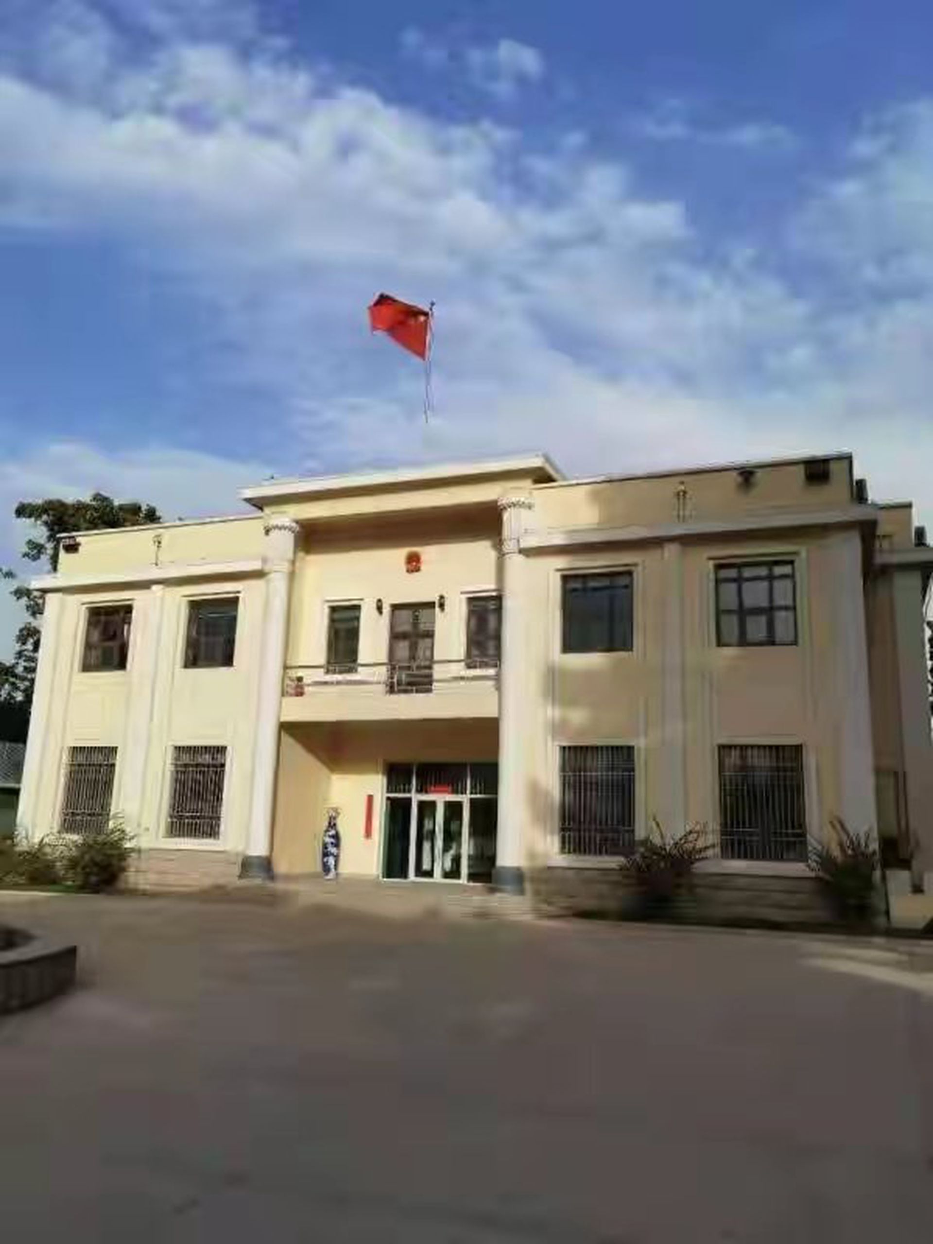 王愚亲自在中国驻阿富汗大使馆院中拍下五星红旗在主楼上空高高飘扬的照片。(Twitter@Wang Yu 王愚) 王愚亲自在中国驻阿富汗大使馆院中拍下五星红旗在主楼上空高高飘扬的照片。(Twitter@Wang Yu 王愚)