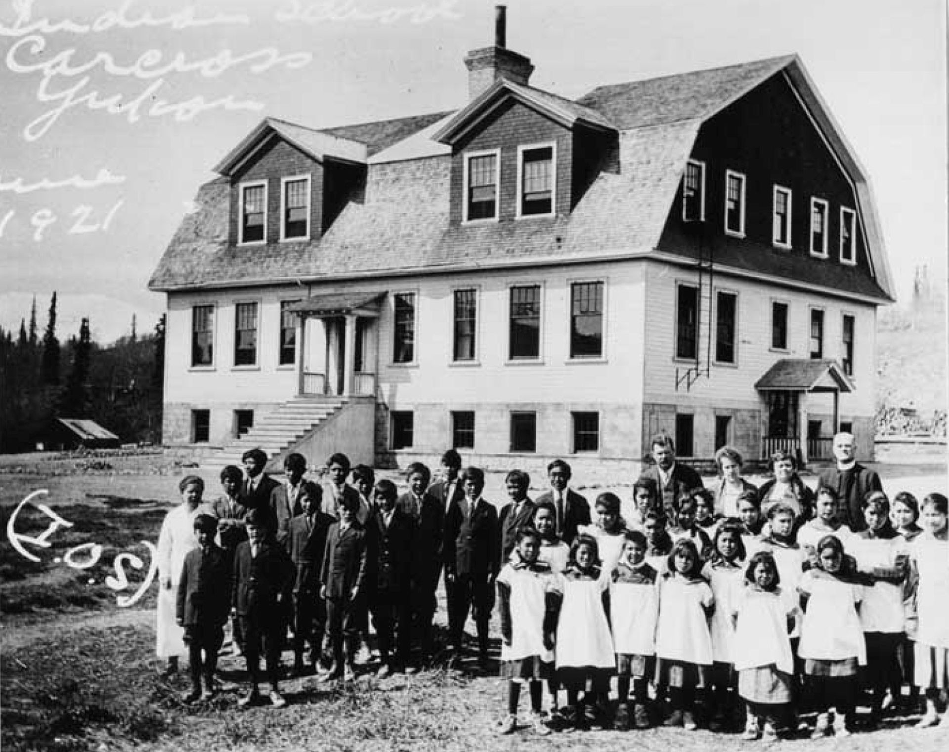 1921年，学生在加拿大育空地区Carcross/Tagish First Nation社区的Chooutla印第安寄宿学校前摆姿势。（Reuters）