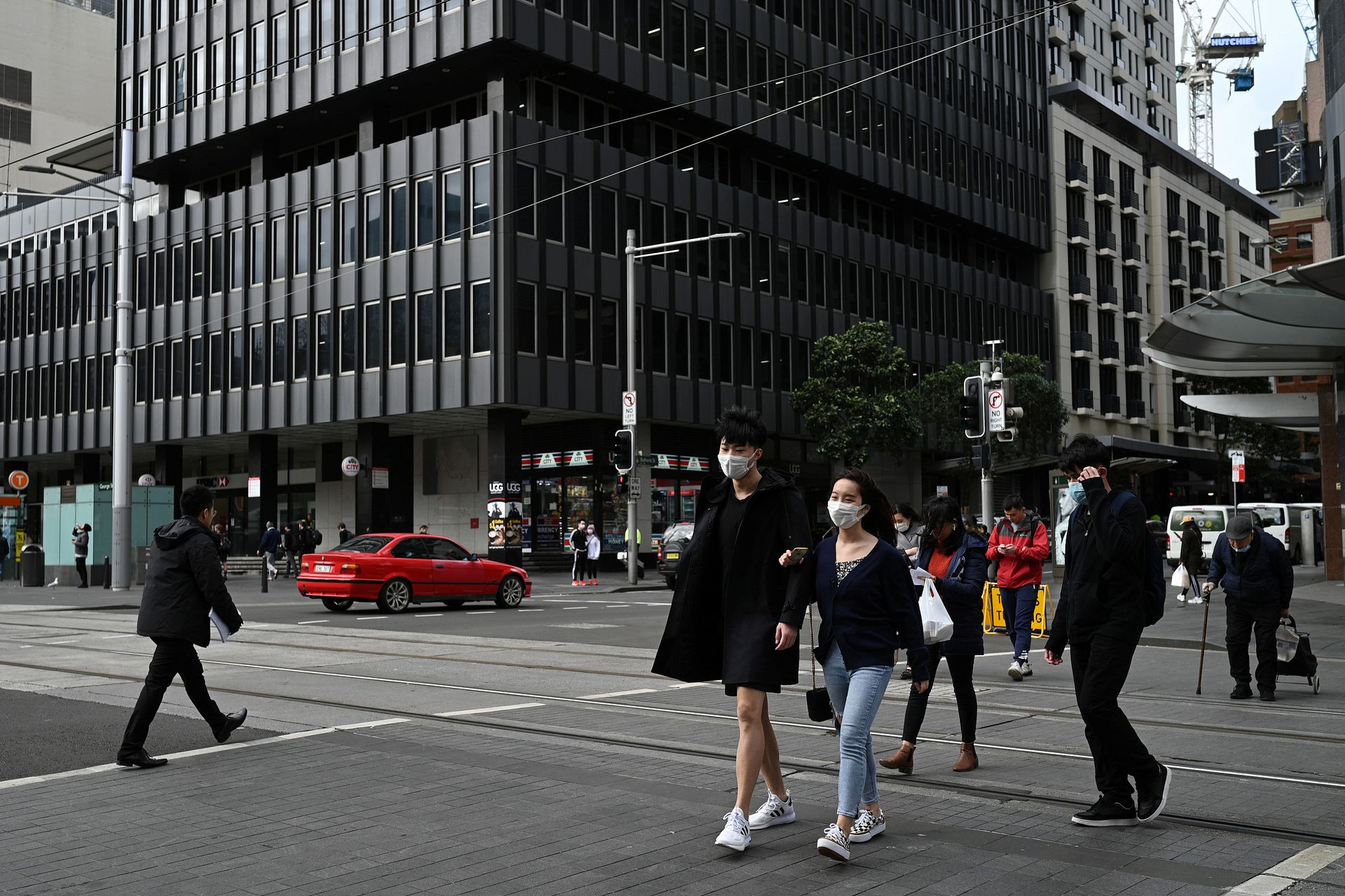在悉尼大学攻读商业硕士学位的中国留学生Sunny Gu和女友Maggie Zhang走过市中心。（人民视觉）