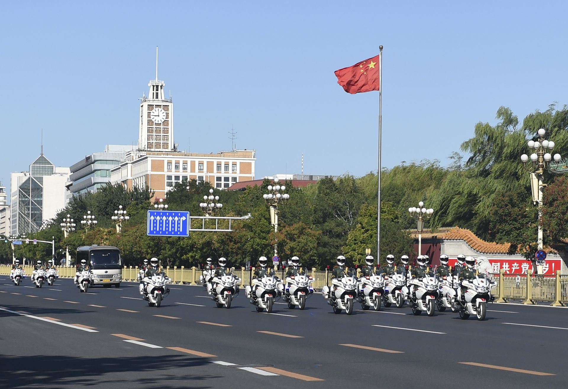 中国政府给予他们最高规格的21车护卫队形护卫，既是对四名勋章和称号获得者的肯定，也是对所有在抗疫过程中做出贡献者的致敬。（新华社）