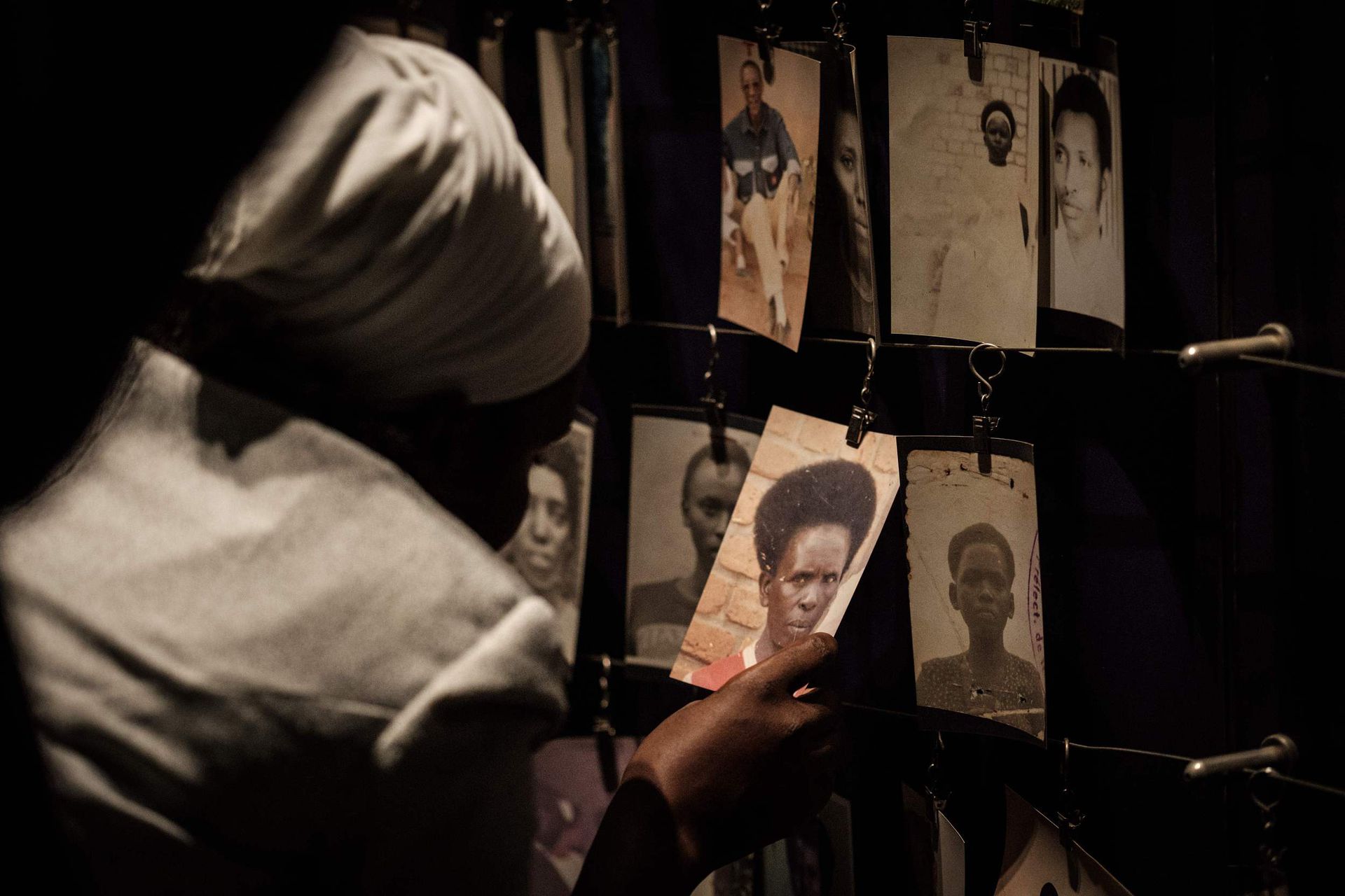 1994年，卢旺达发生了迄今为止世界上最严重的种族灭绝行为之一。胡图族极端主义分子屠杀了至少50万图西族平民，数十年来这个平民被迫伤亡。（VCG）