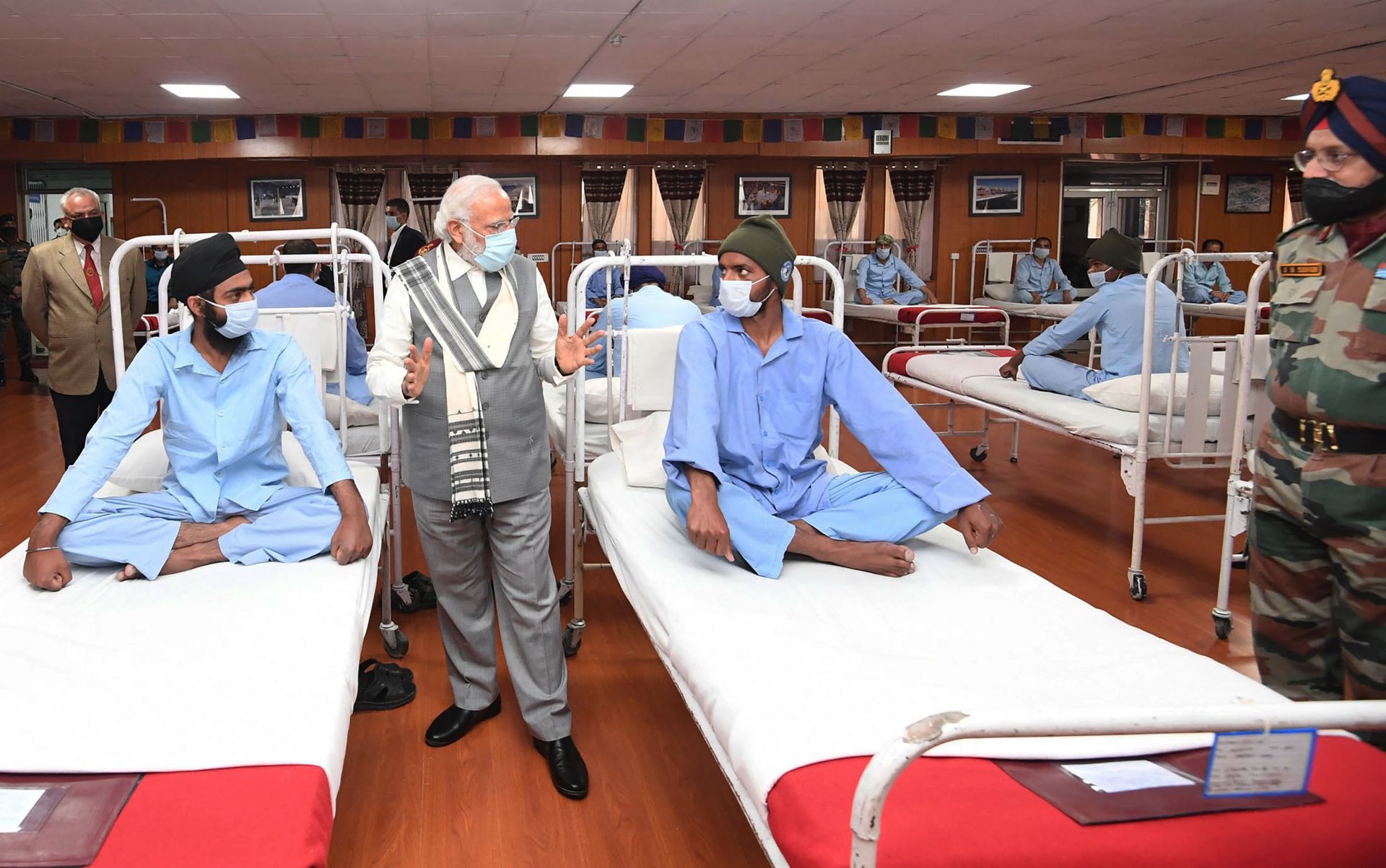 2020Äê7ÔÂ3ÈÕ£¬Ó¡¶È×ÜÀíĪµÏ£¨Narendra Modi£©Ç°Íù¶ÔÖÅǰÏßÊӲ죬ËûÔÚÓ¡¾ü14¼¯Ížü×ܲ¿×¤ÔúµÄÁгÇÇ××Ô½Ó¼ûÁËһЩÉ˱ø£¬ËûÃÇ´ó¶àÊǼÓÀÕÍòºÓ¹ÈÖ®Õ½µÄÉËÕߣ¬ÓÐÇ鱨ÏÔʾ£¬Ó¡¾üÔڴ˴ζÔÖÅÖÐÓÐ76ÈËÊÜÉË¡££¨ÃÀÁªÉ磩 2020Äê7ÔÂ3ÈÕ£¬Ó¡¶È×ÜÀíĪµÏ£¨Narendra Modi£©Ç°Íù¶ÔÖÅǰÏßÊӲ죬ËûÔÚÓ¡¾ü14¼¯Ížü×ܲ¿×¤ÔúµÄÁгÇÇ××Ô½Ó¼ûÁËһЩÉ˱ø£¬ËûÃÇ´ó¶àÊǼÓÀÕÍòºÓ¹ÈÖ®Õ½µÄÉËÕߣ¬ÓÐÇ鱨ÏÔʾ£¬Ó¡¾üÔڴ˴ζÔÖÅÖÐÓÐ76ÈËÊÜÉË¡££¨ÃÀÁªÉ磩