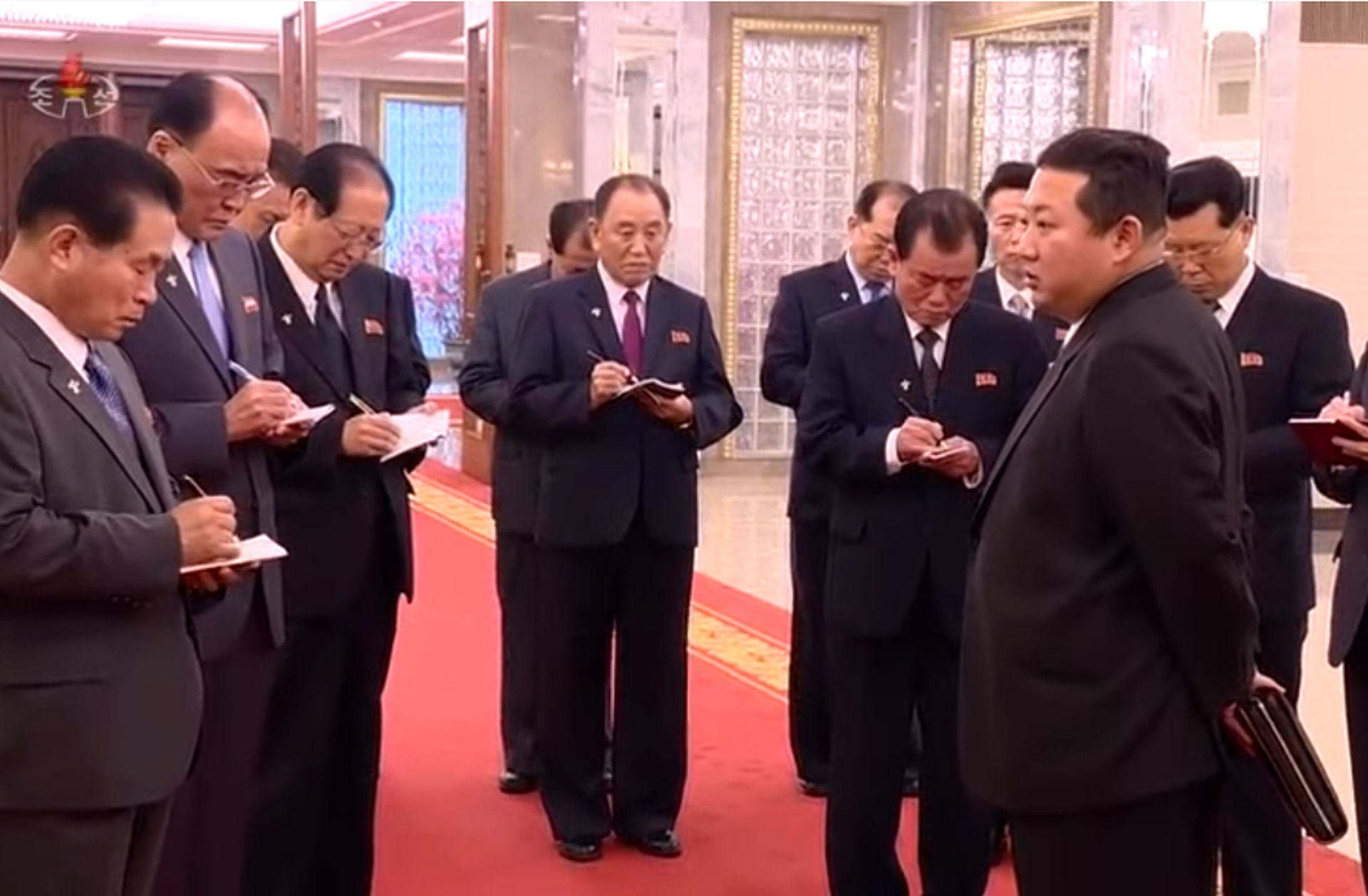 2021年10月11日，朝鲜官方公开朝鲜领导人金正恩出席劳动党成立纪念日并发表演说视频画面。 （朝鲜中央电视台视频截图）