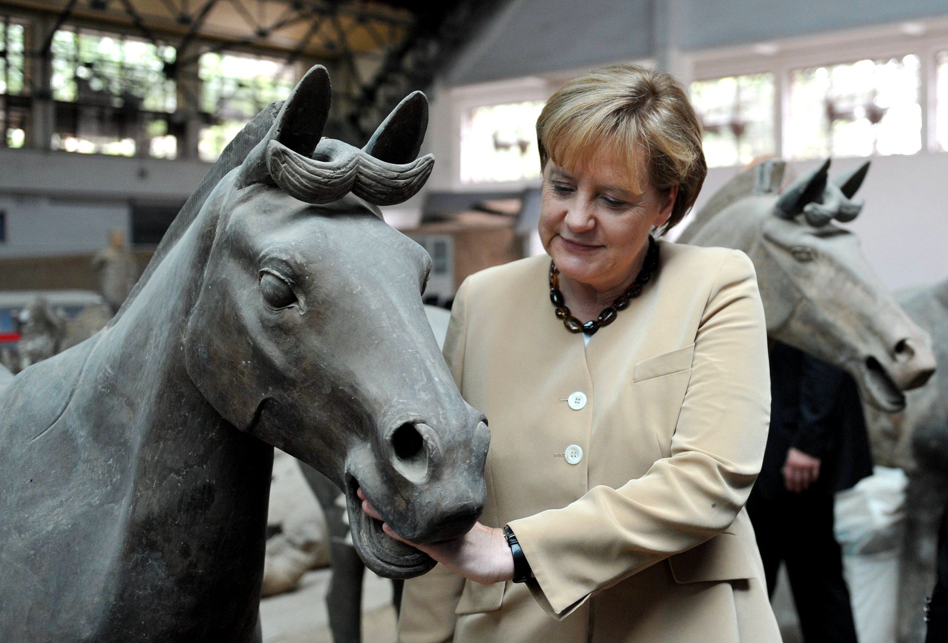 2010年7月17日,在西安进行访问的德国总理默克尔参观秦始皇兵马俑博物馆。(视觉中国) 2010年7月17日,在西安进行访问的德国总理默克尔参观秦始皇兵马俑博物馆。(视觉中国)