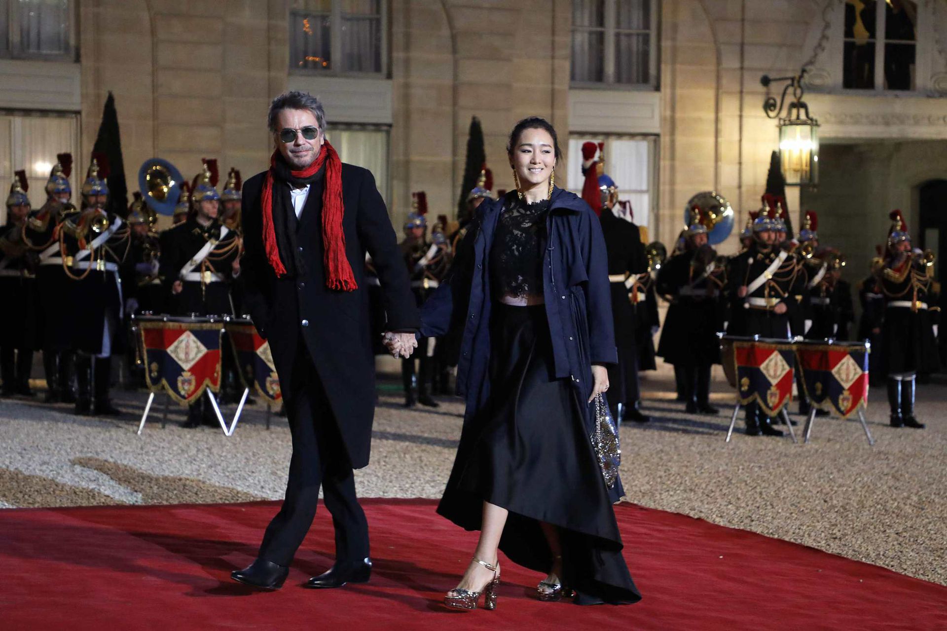 2019年3月25日，法国总统马克龙在巴黎爱丽舍宫为习近平举行欢迎宴会，中国演员巩俐受邀出席。（Reuters）