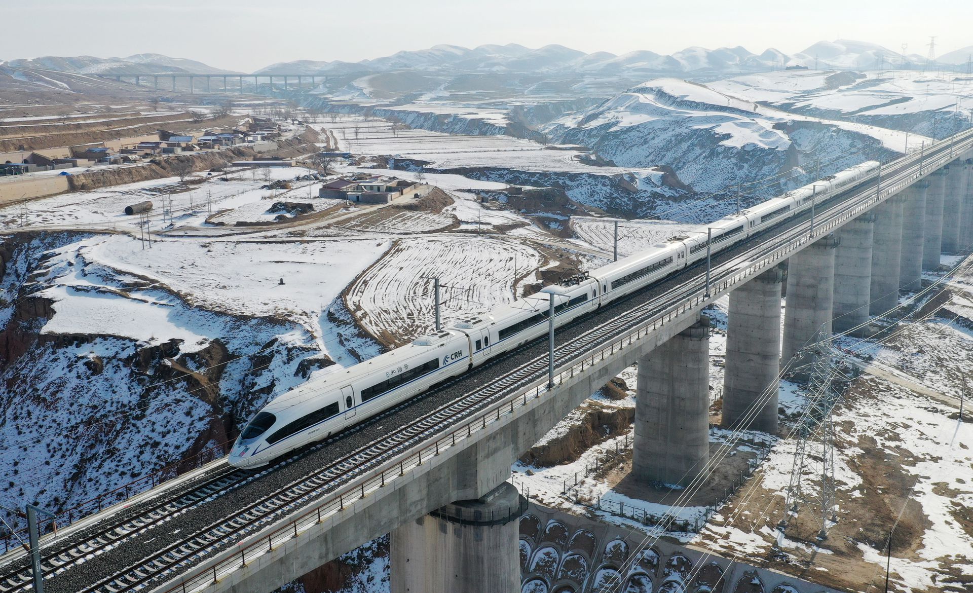至2020年底中国高铁通车里程已达3.8万公里,其中不少是刘志军规划建设的。图为2020年12月12日,银西高铁全线即将开通运营,一列运行试验动车组列车驶过银西高铁马坊沟特大桥(无人机照片)。(新华社)