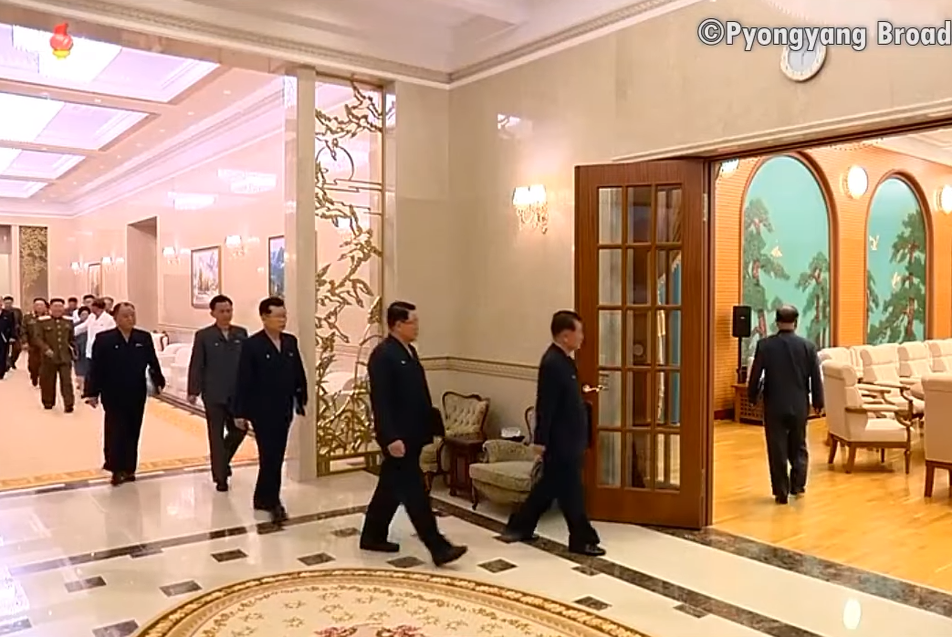 2021年6月4日，参加朝鲜劳动党第八届中央委员会第一次政治局会议人员抵达会场。（朝鲜中央电视台视频截图）