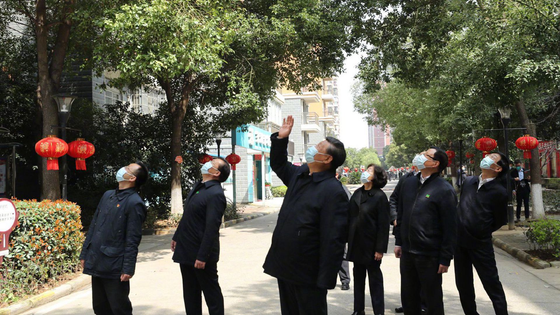 2020年3月10日,中国国家主席习近平(左三)在武汉市东湖新城社区与路过居民楼上的居民相互问好。(微博@新华视点) 2020年3月10日,中国国家主席习近平(左三)在武汉市东湖新城社区与路过居民楼上的居民相互问好。(微博@新华视点)