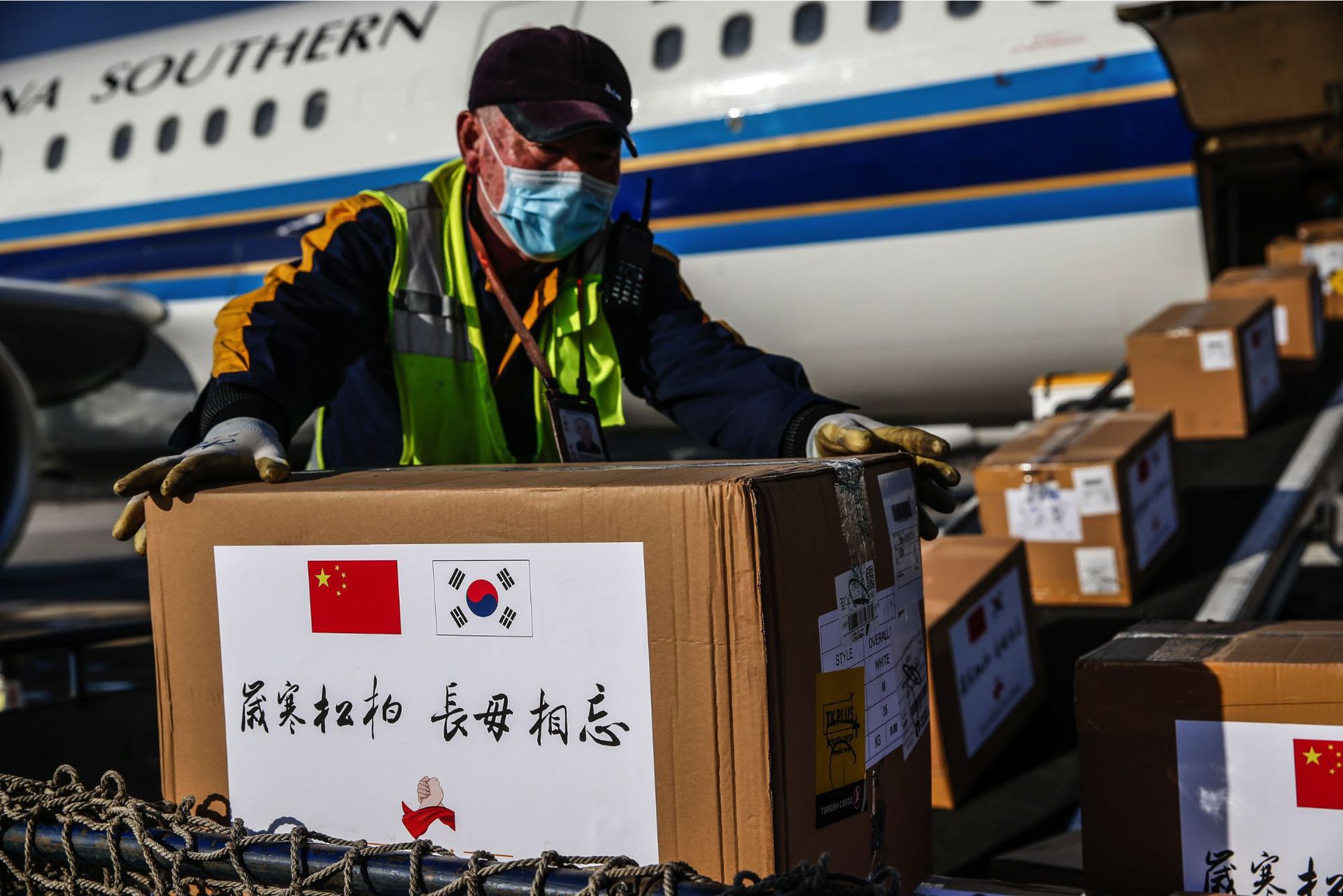中国向海外捐赠和输出的物资质量受到质疑。图为今年3月沈阳桃仙国际机场将捐赠给韩国的防疫物资装机。 (新华社) 中国向海外捐赠和输出的物资质量受到质疑。图为今年3月沈阳桃仙国际机场将捐赠给韩国的防疫物资装机。 (新华社)