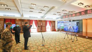 الرئيس الصيني زار مدينة ووهان بؤرة تفشي فيروس كورونا يوم الثلاثاء 10-3-2020 أثناء الزيارة كان يضع الكمامة الطبية