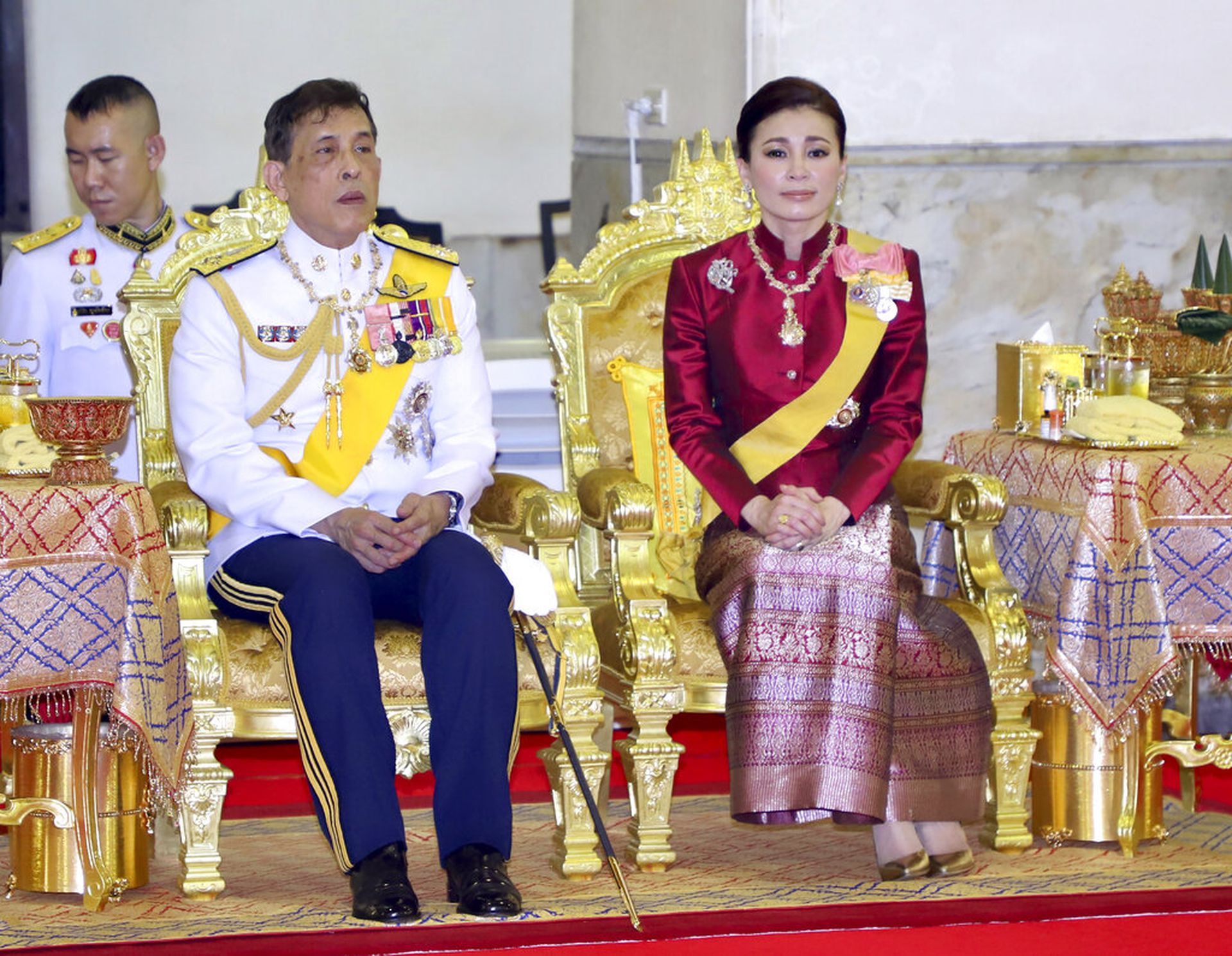 泰王哇集拉隆功（左）被质疑私德有缺。（美联社）