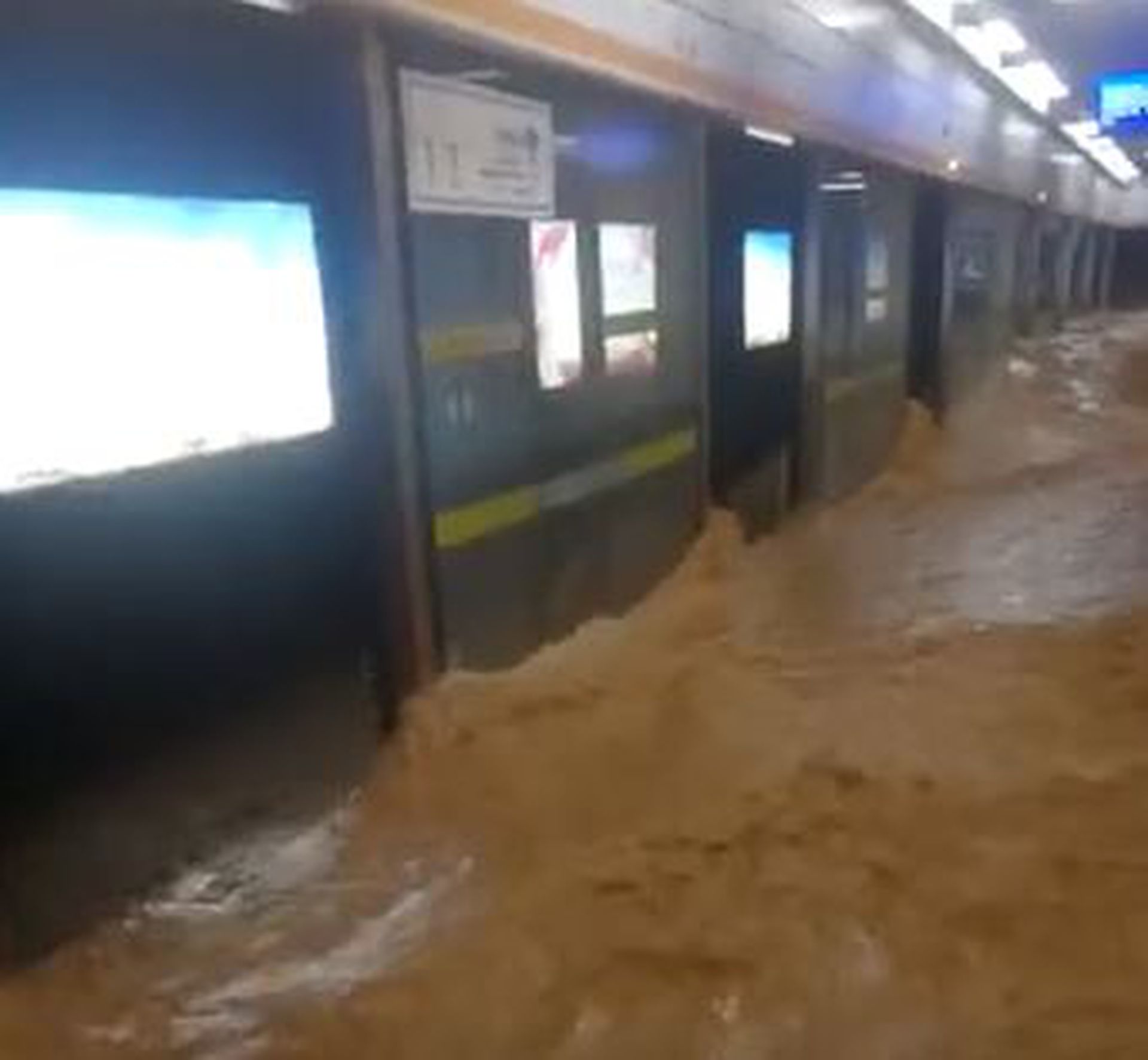 郑州暴雨导致多个地铁站积水倒灌，车站为此要临时关闭。（影片截图）