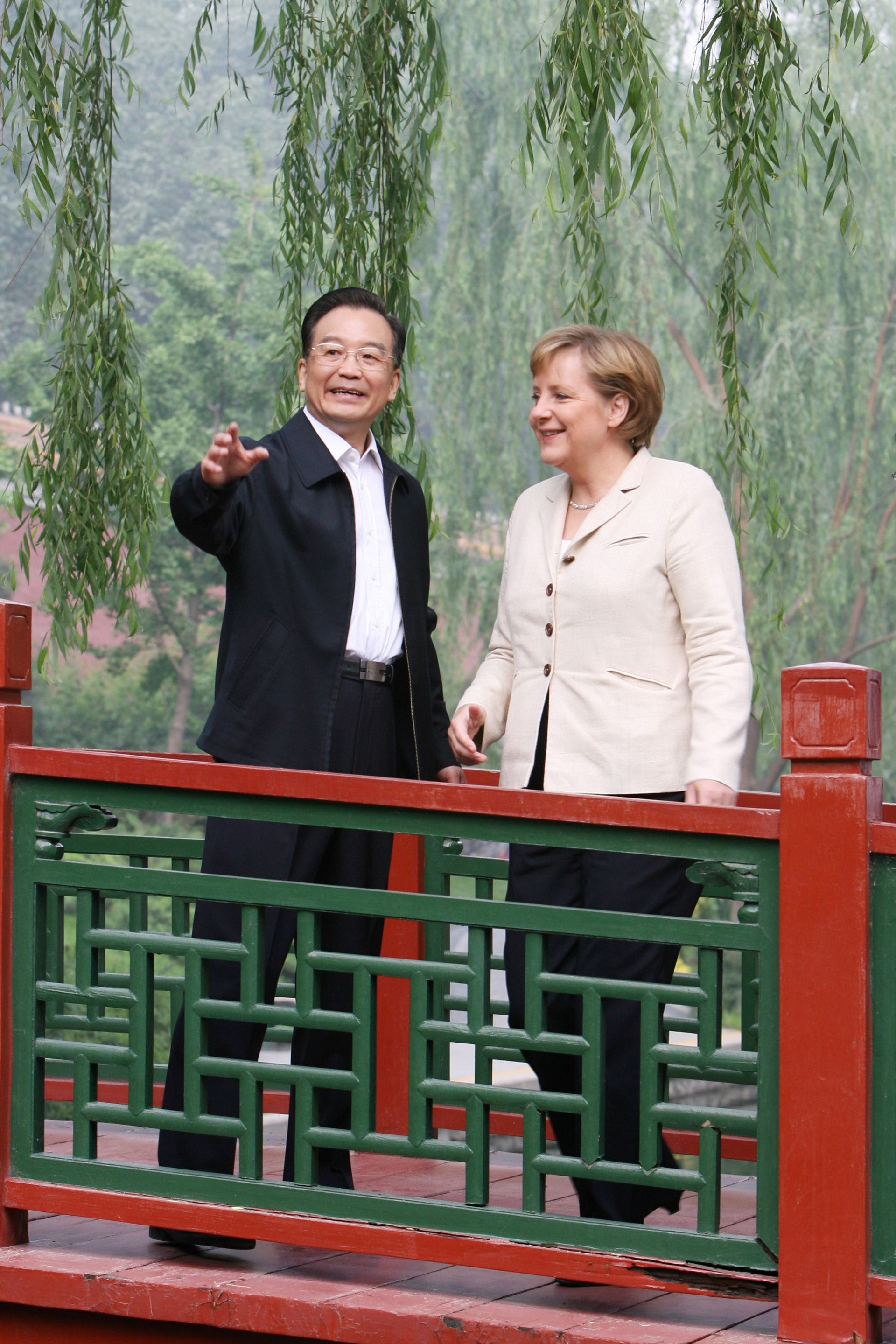 2006年5月22日，中国总理温家宝在北京菖蒲河公园陪同德国总理默克尔散步。（路透社）
