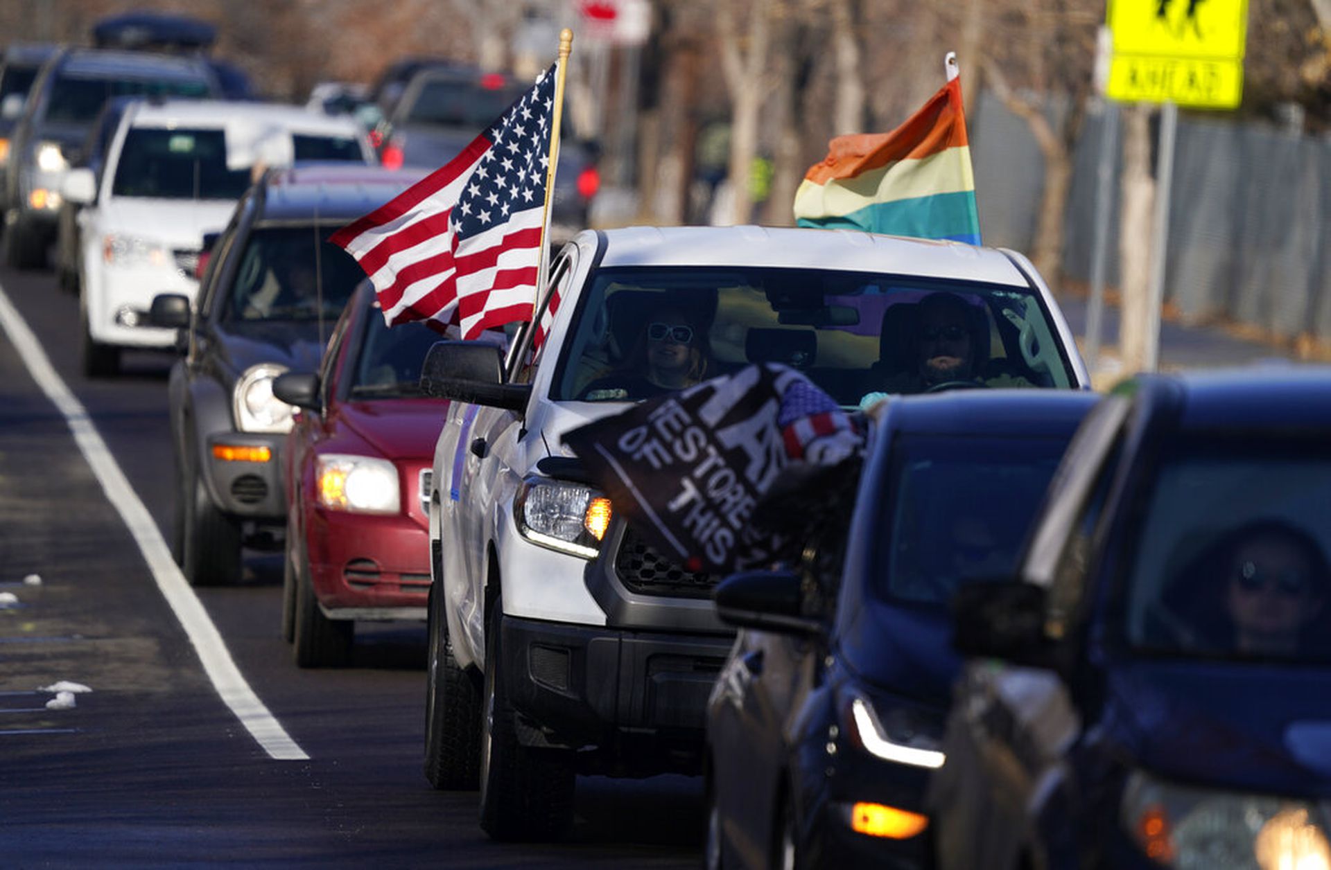 1月11日，科罗拉多州丹佛市（Denver）的示威者举行汽车集会，呼吁弹劾特朗普。（AP）