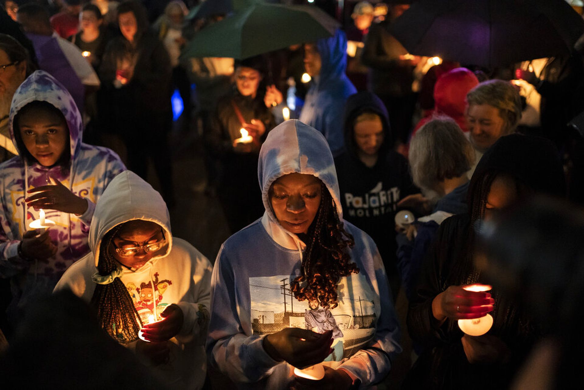 2021年5月31日，民众在格林伍德社区点燃烛光以纪念屠杀百周年。（AP）